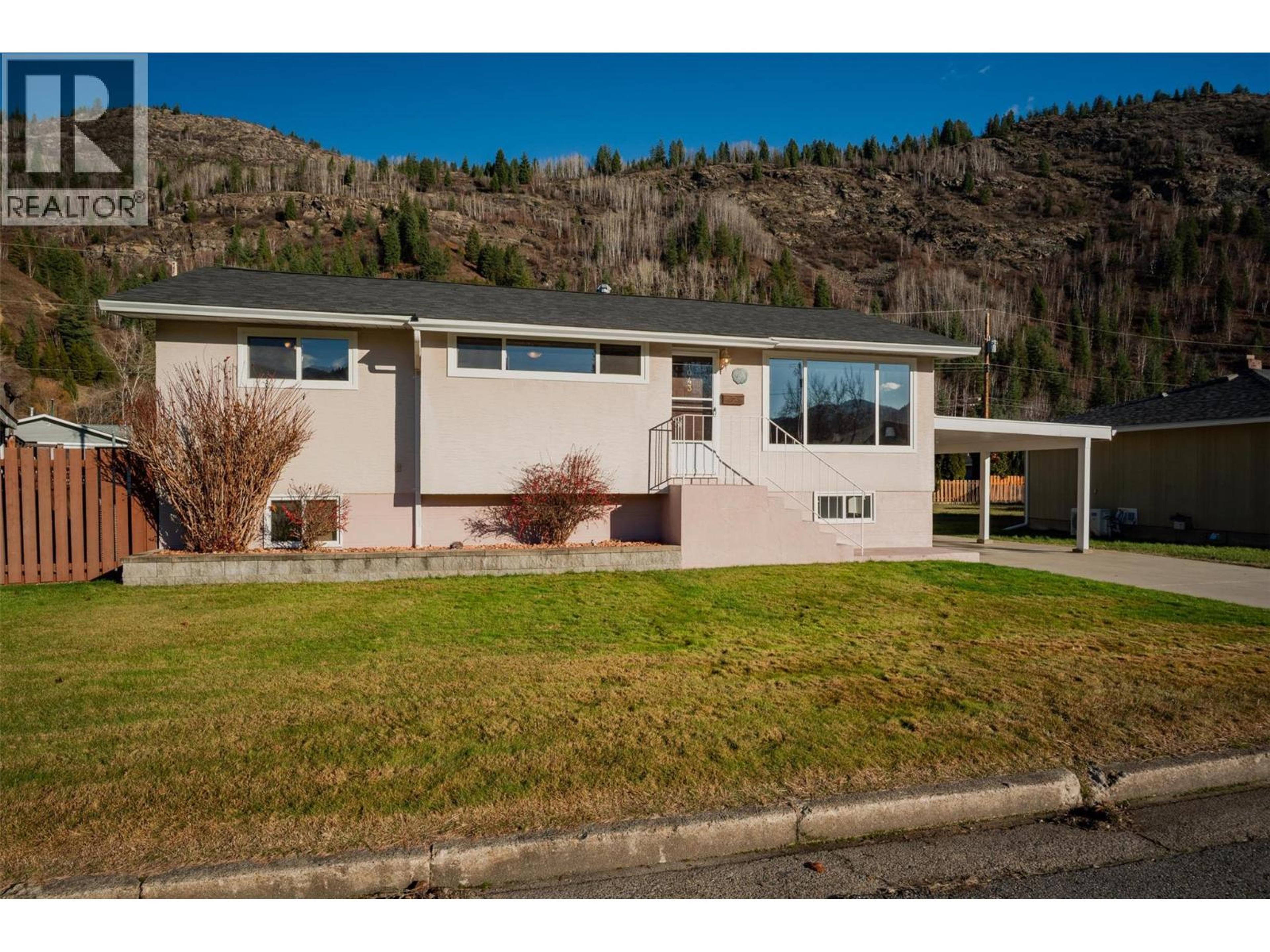 1043 REGAN CRESCENT - Main Image