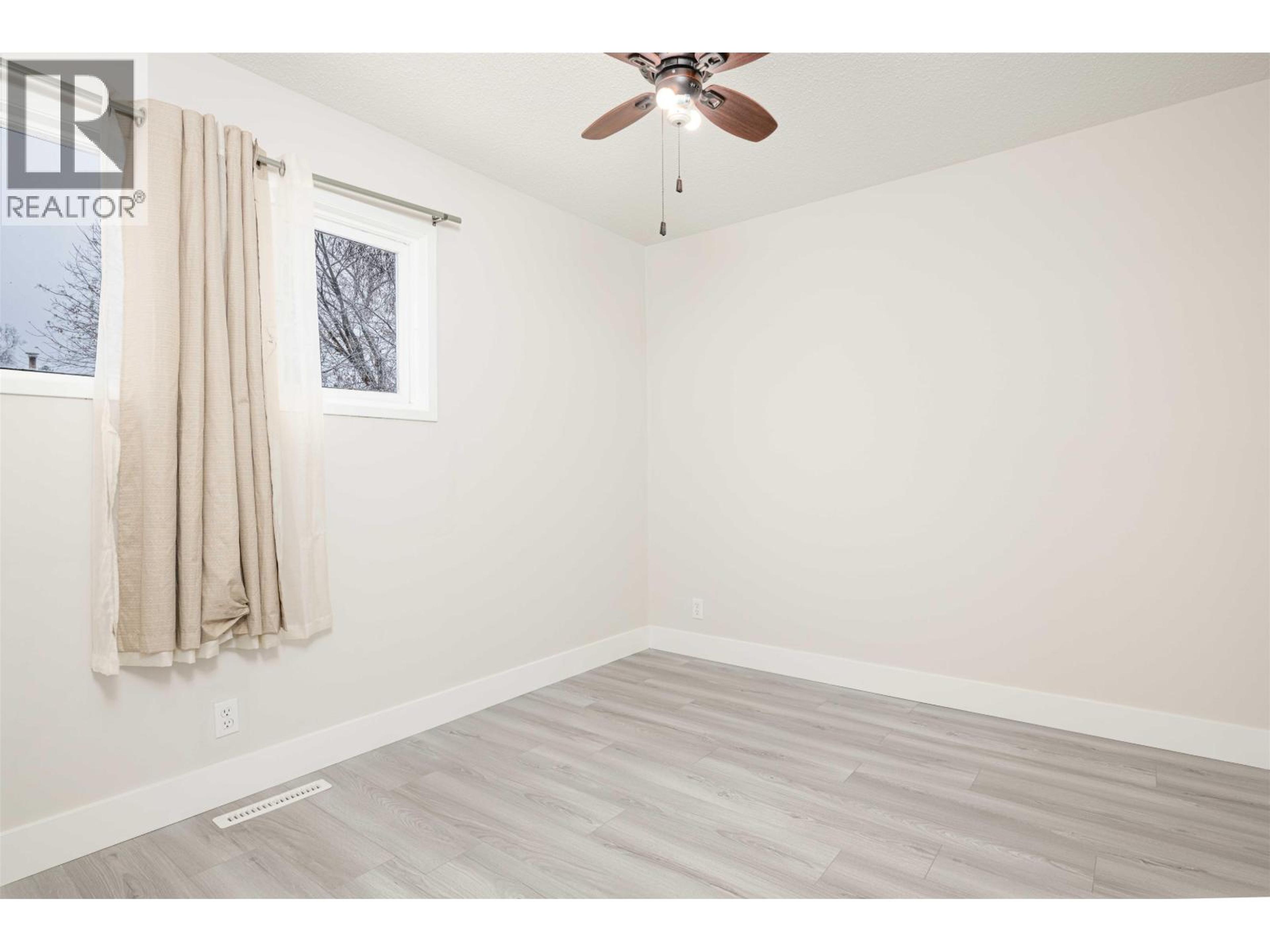 158 FERN CRESCENT - 13