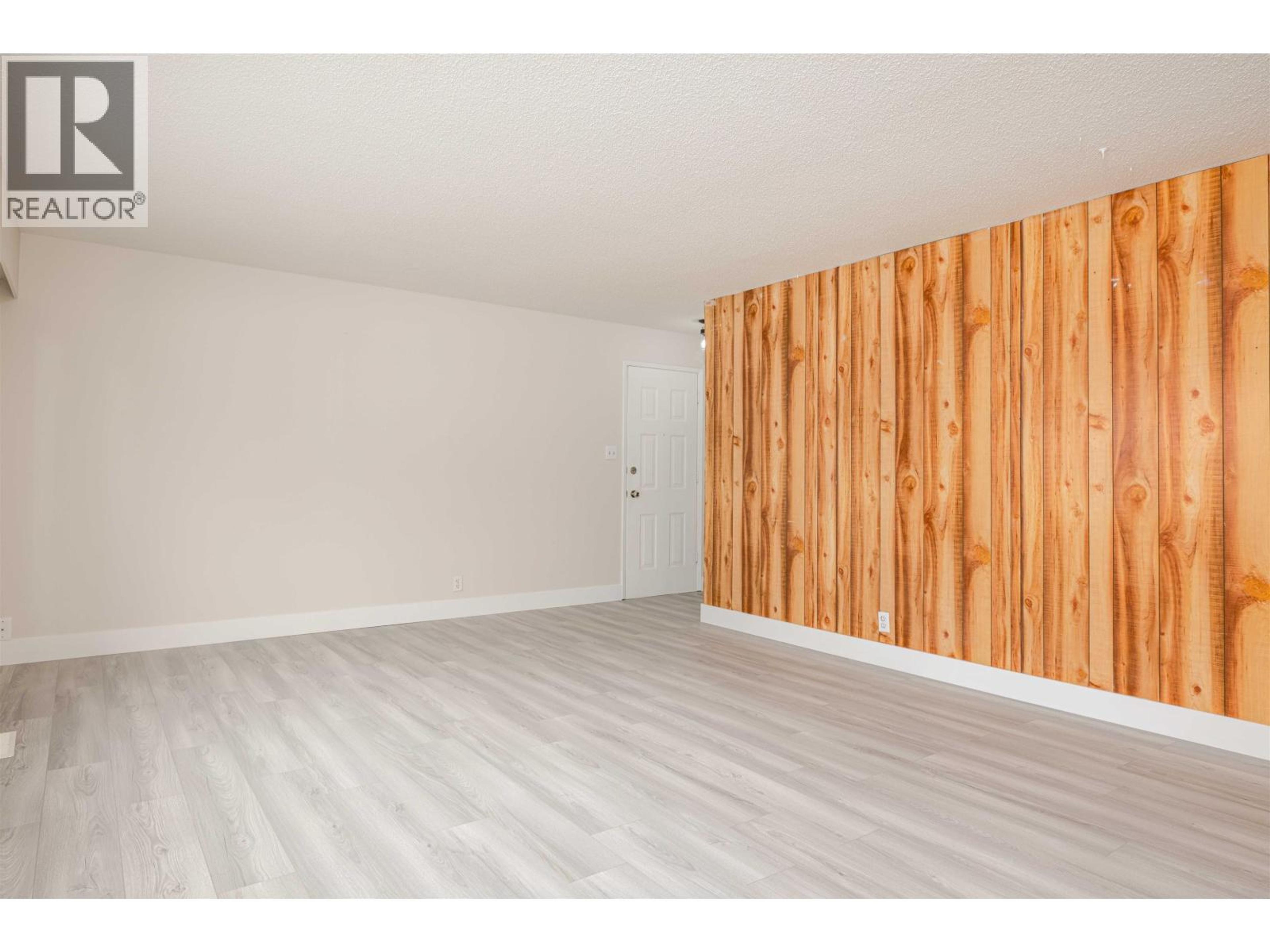 158 FERN CRESCENT - 18