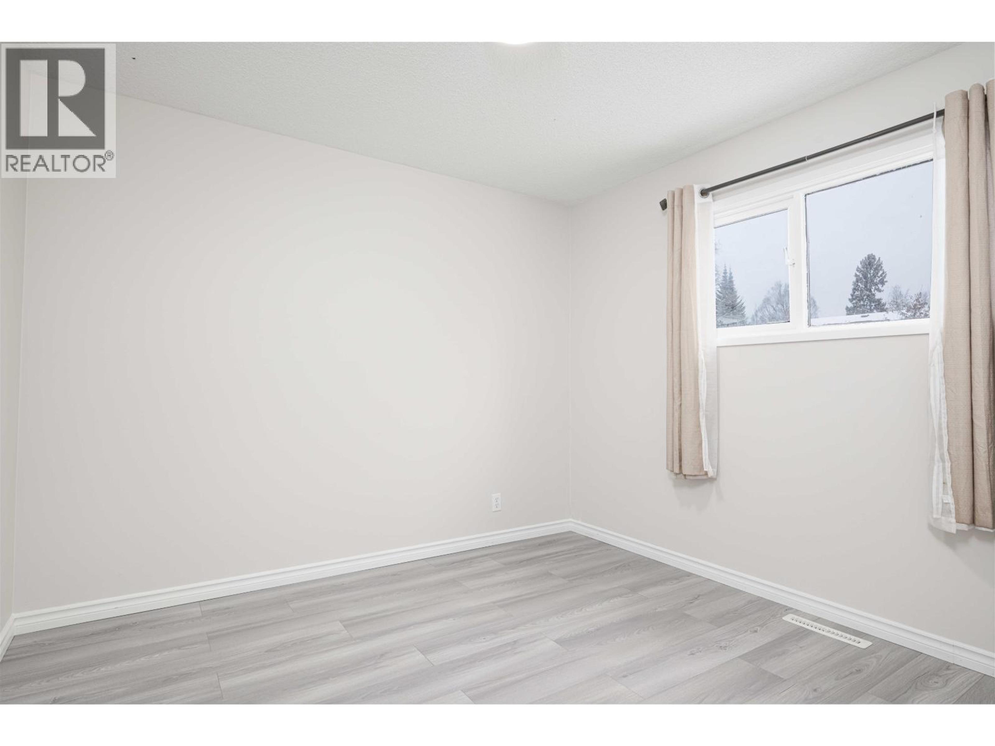 158 FERN CRESCENT - 14