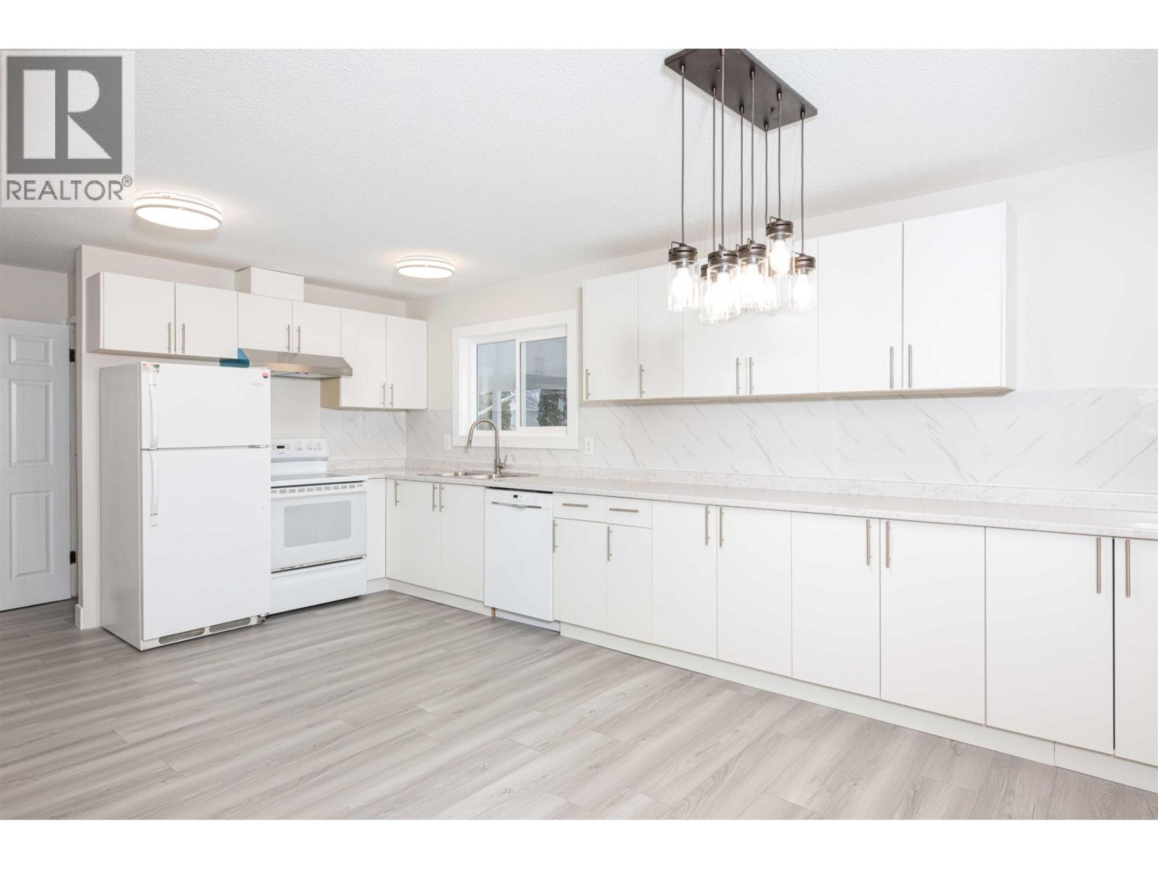 158 FERN CRESCENT - 21