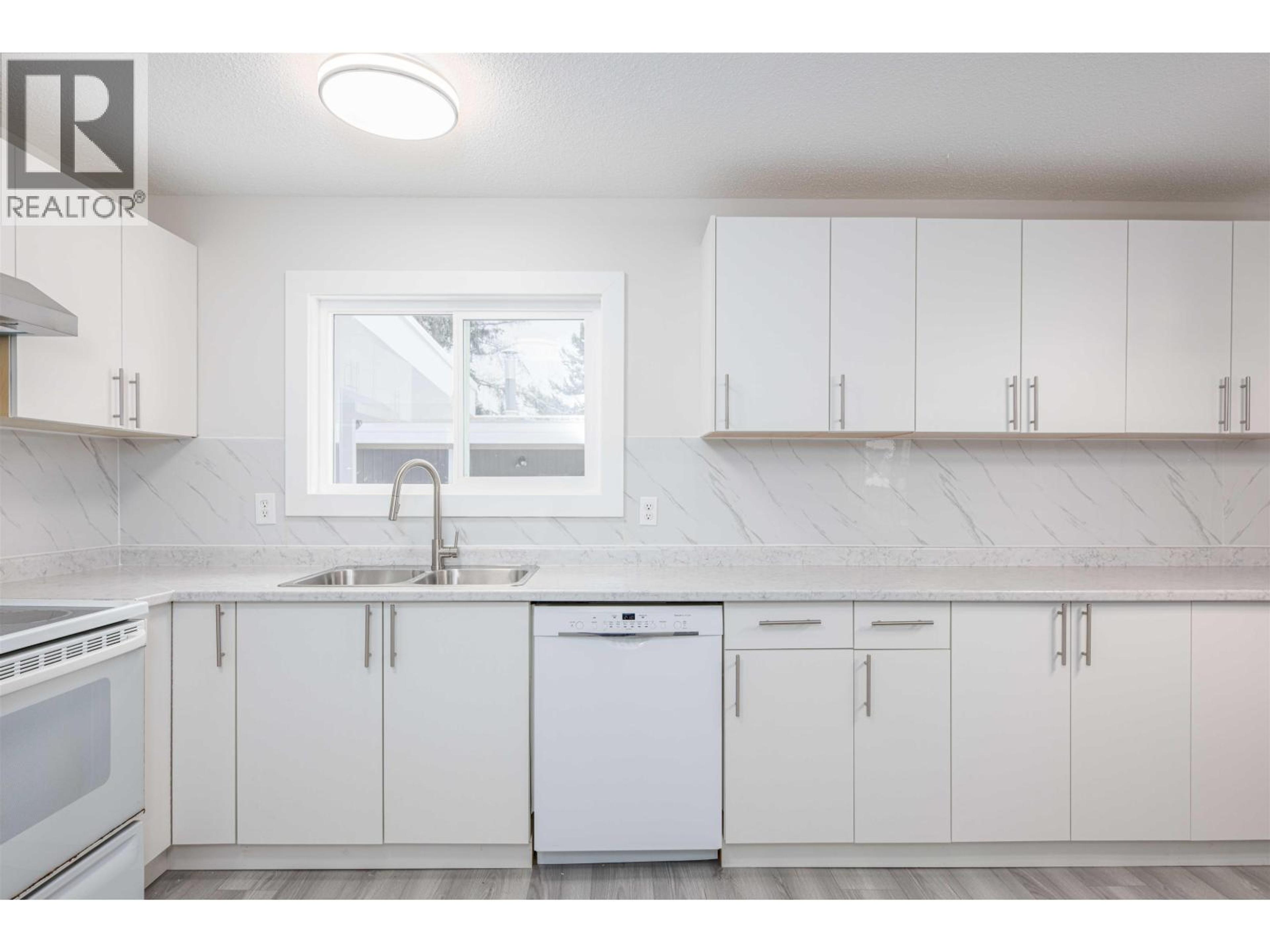 158 FERN CRESCENT - 24