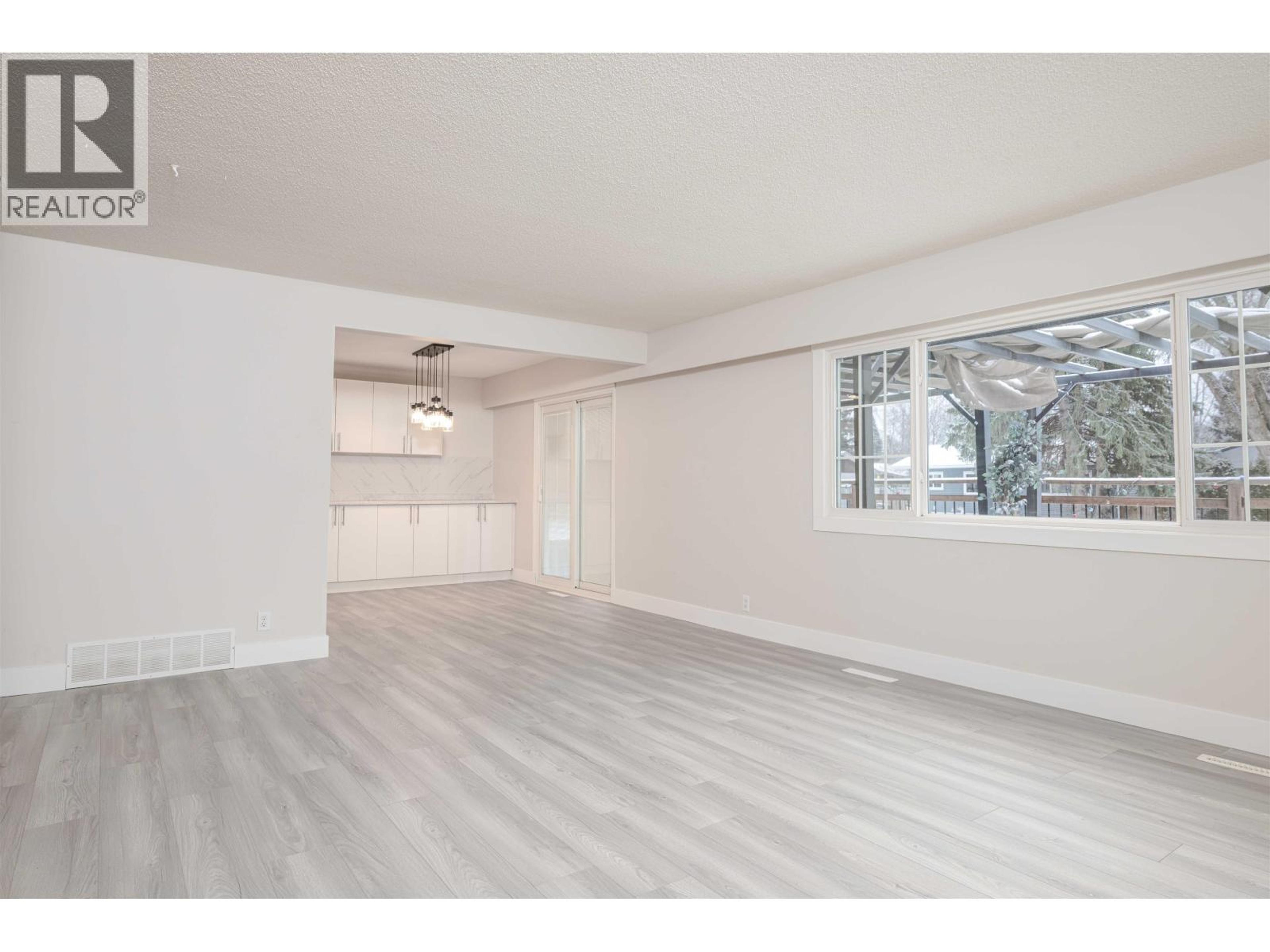 158 FERN CRESCENT - 20