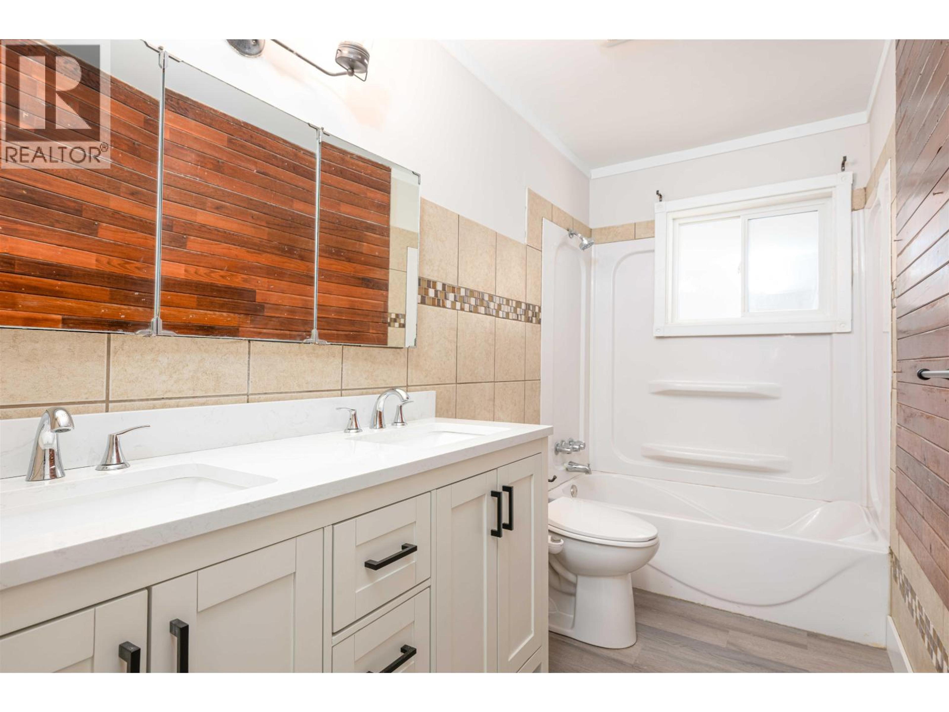 158 FERN CRESCENT - 16