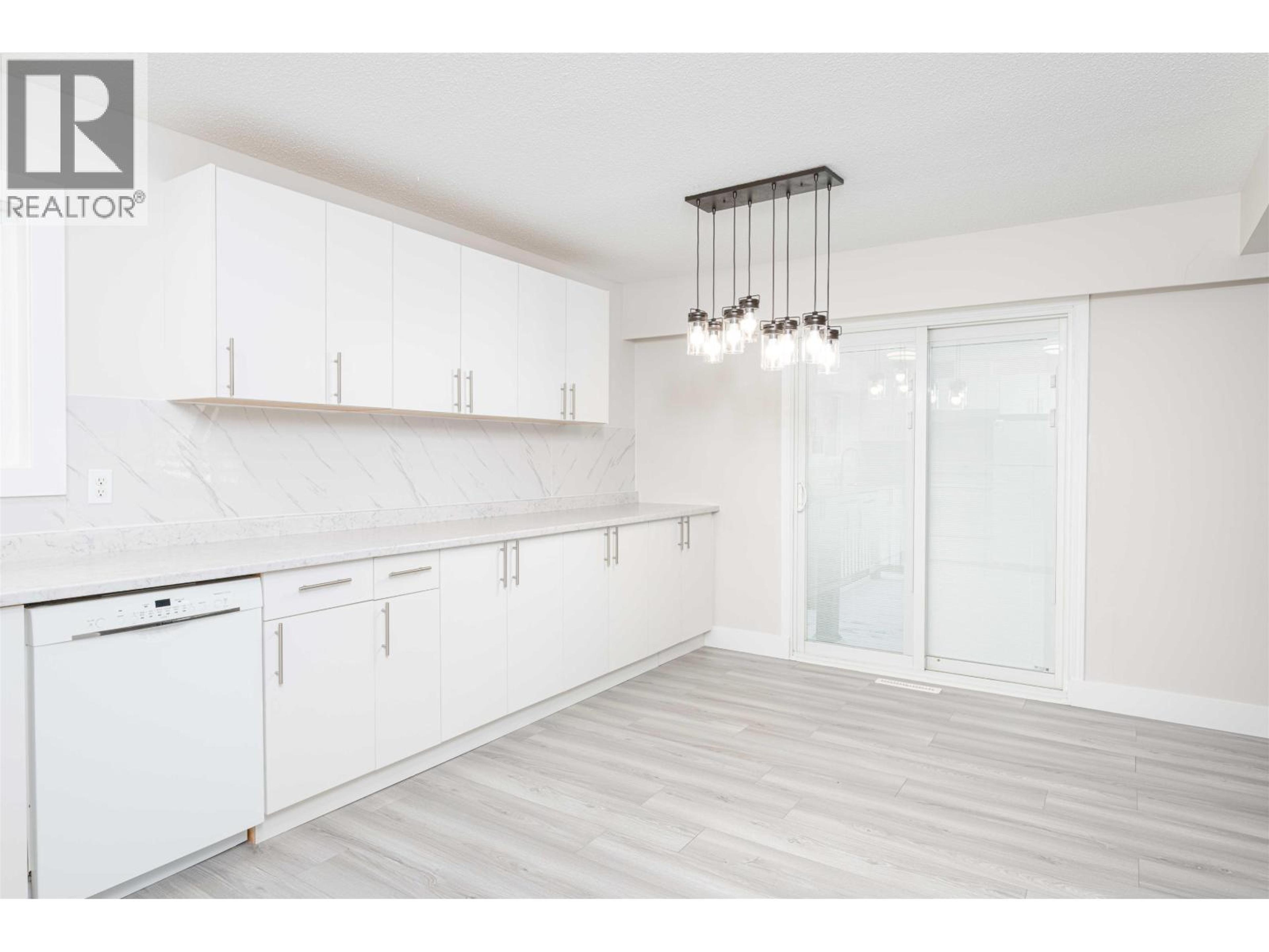 158 FERN CRESCENT - 23