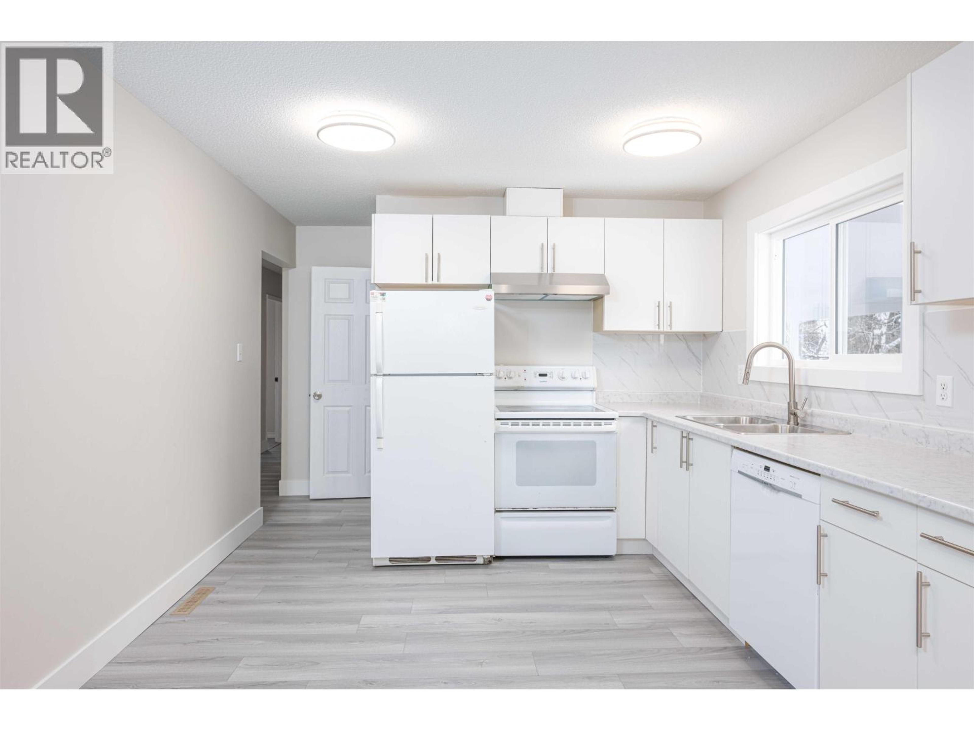 158 FERN CRESCENT - 22