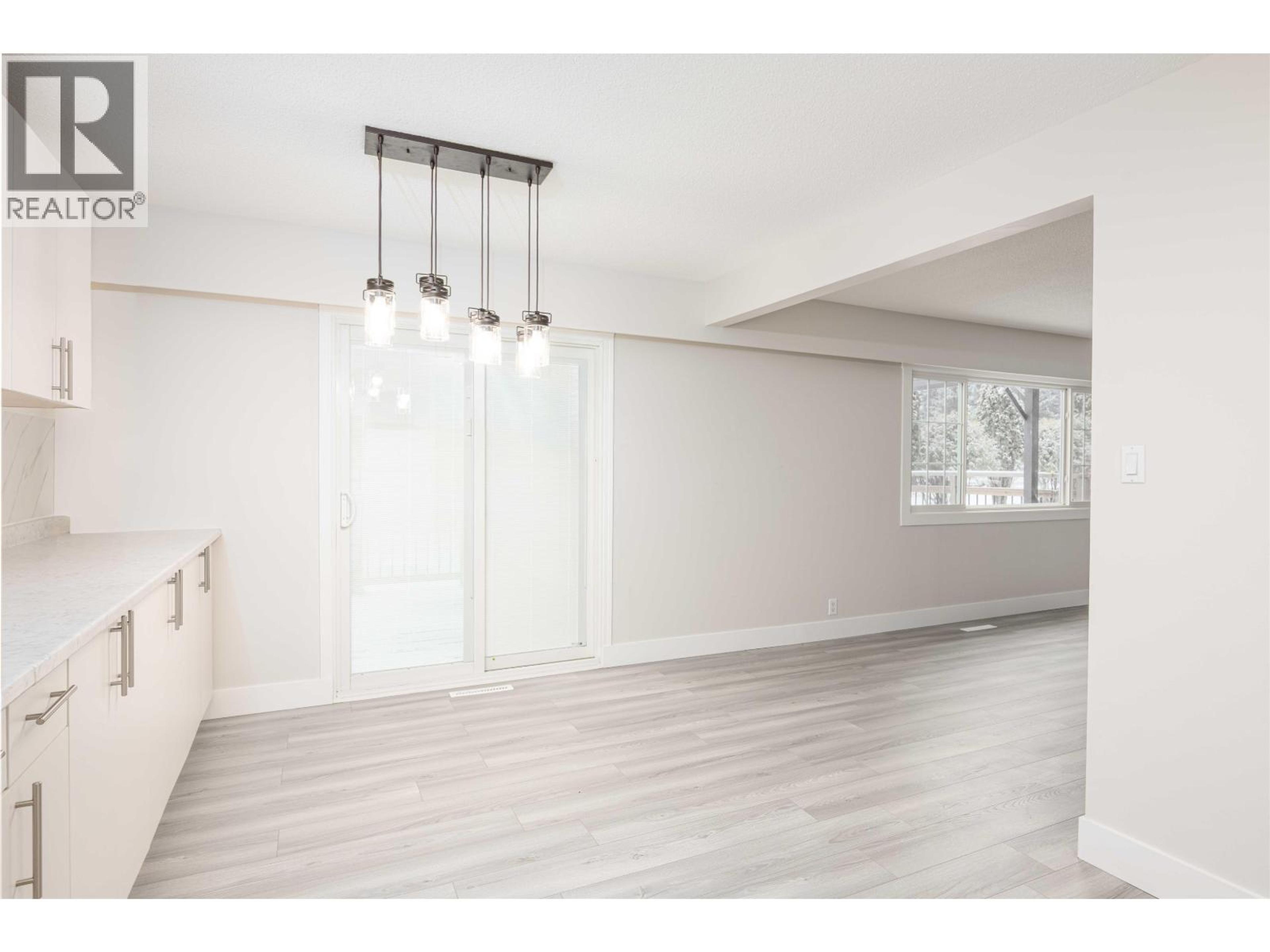 158 FERN CRESCENT - 25