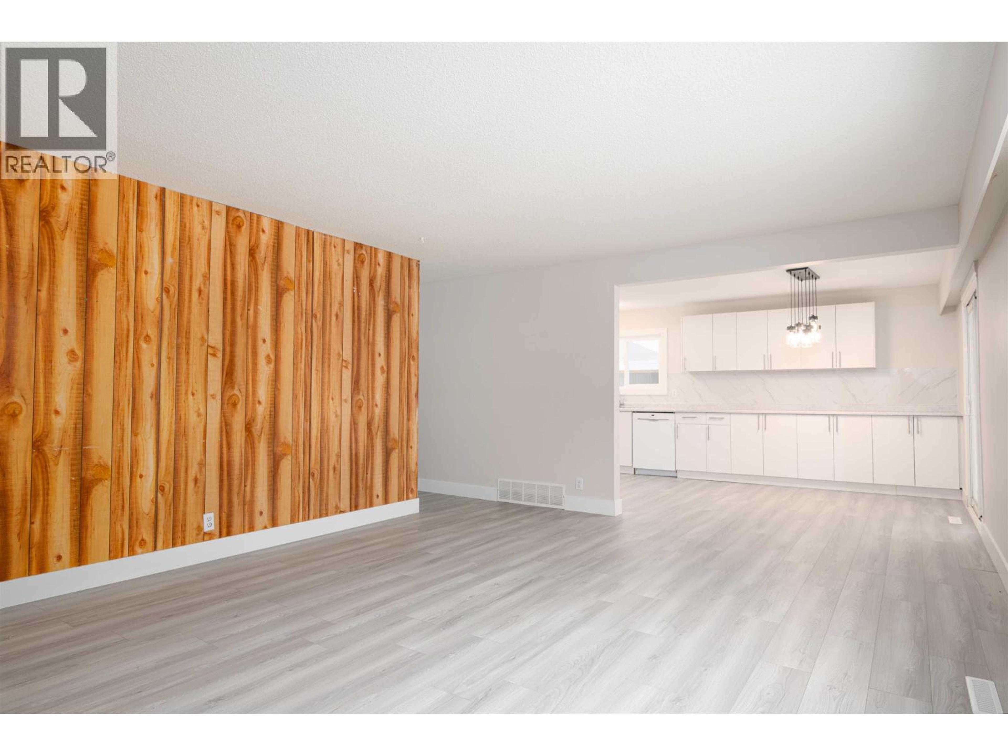 158 FERN CRESCENT - 19