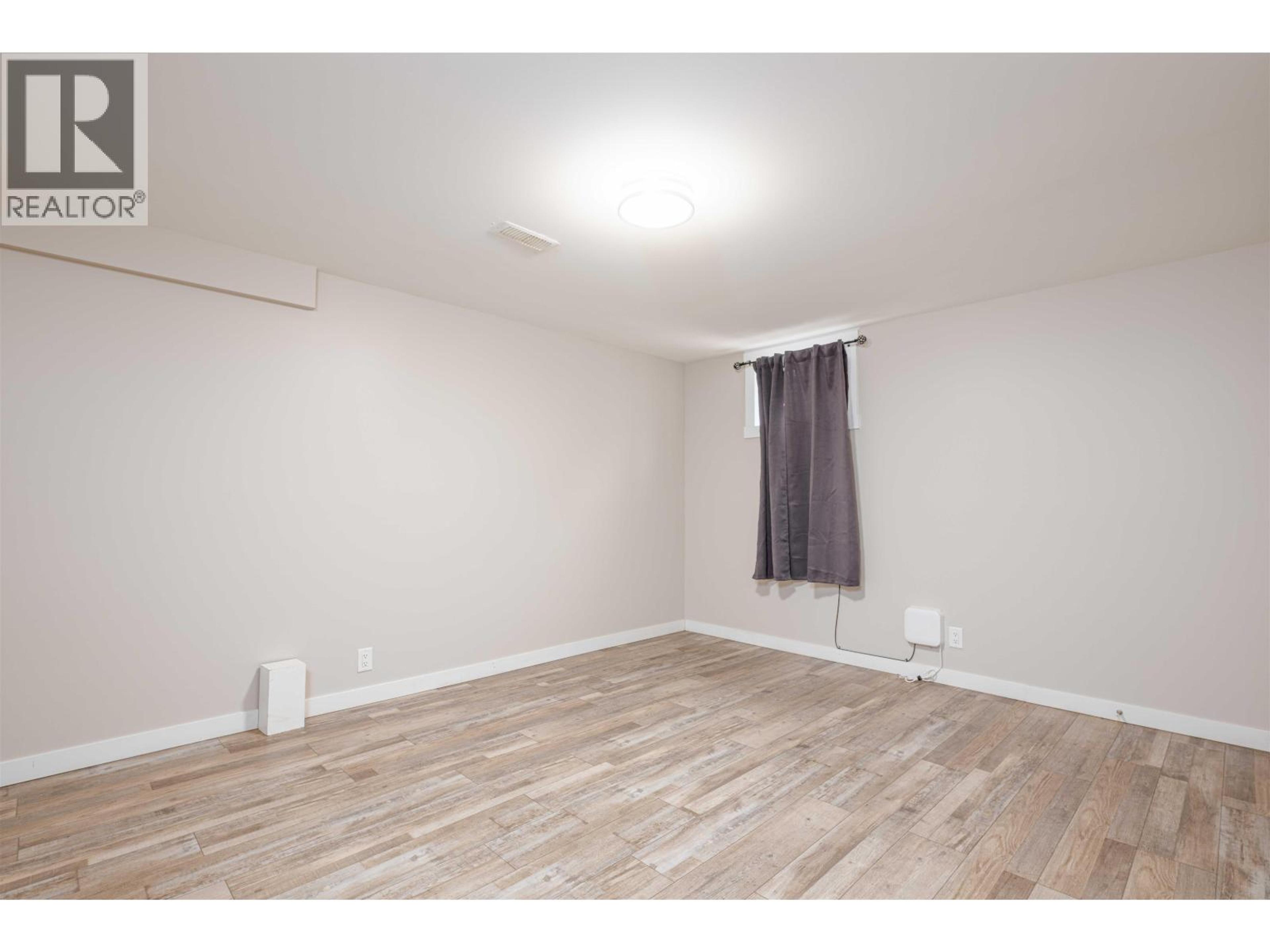 158 FERN CRESCENT - 32