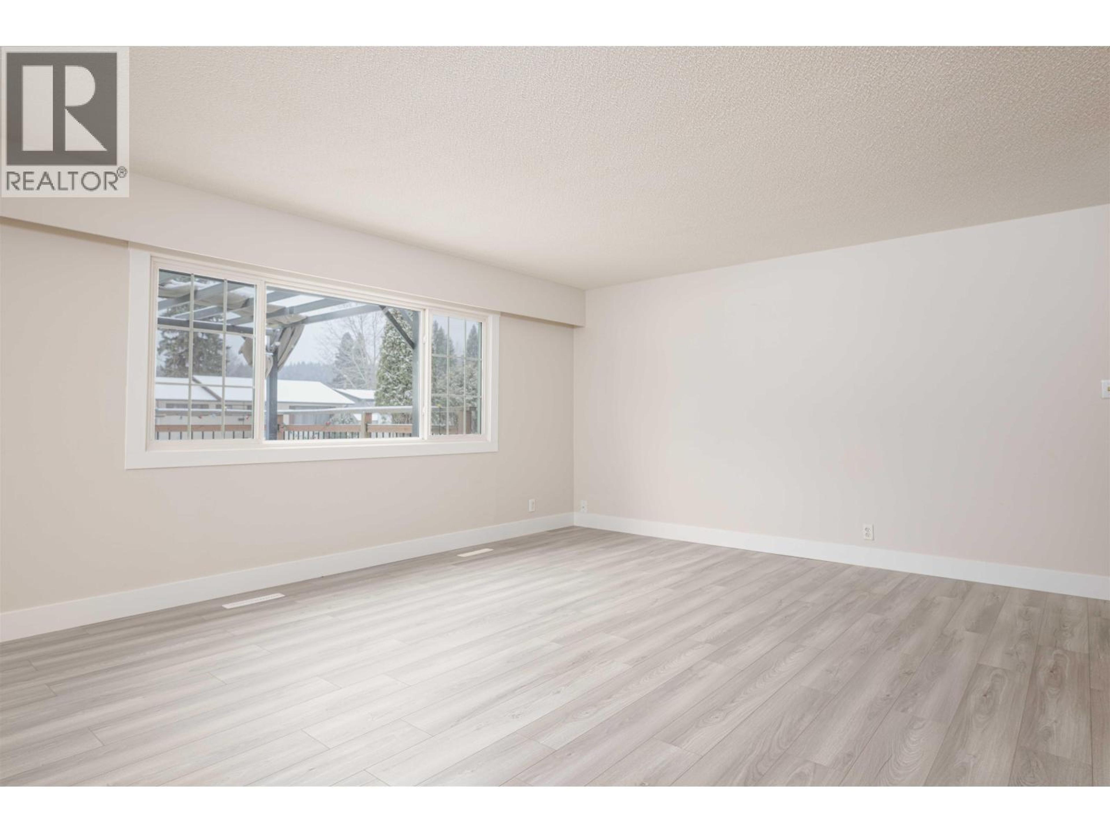 158 FERN CRESCENT - 17