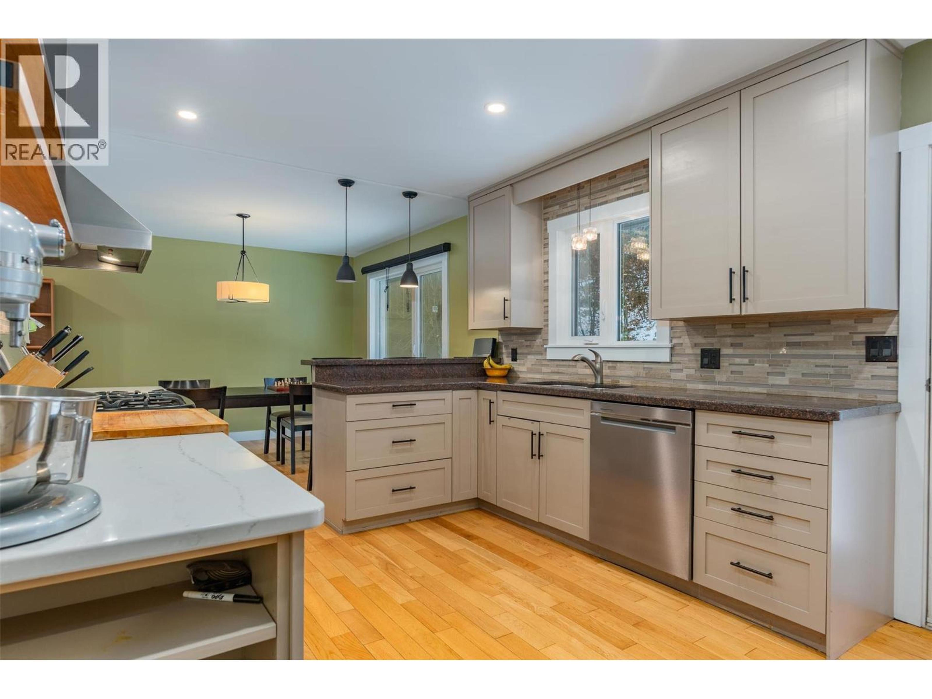 2520 COOK AVENUE - 15