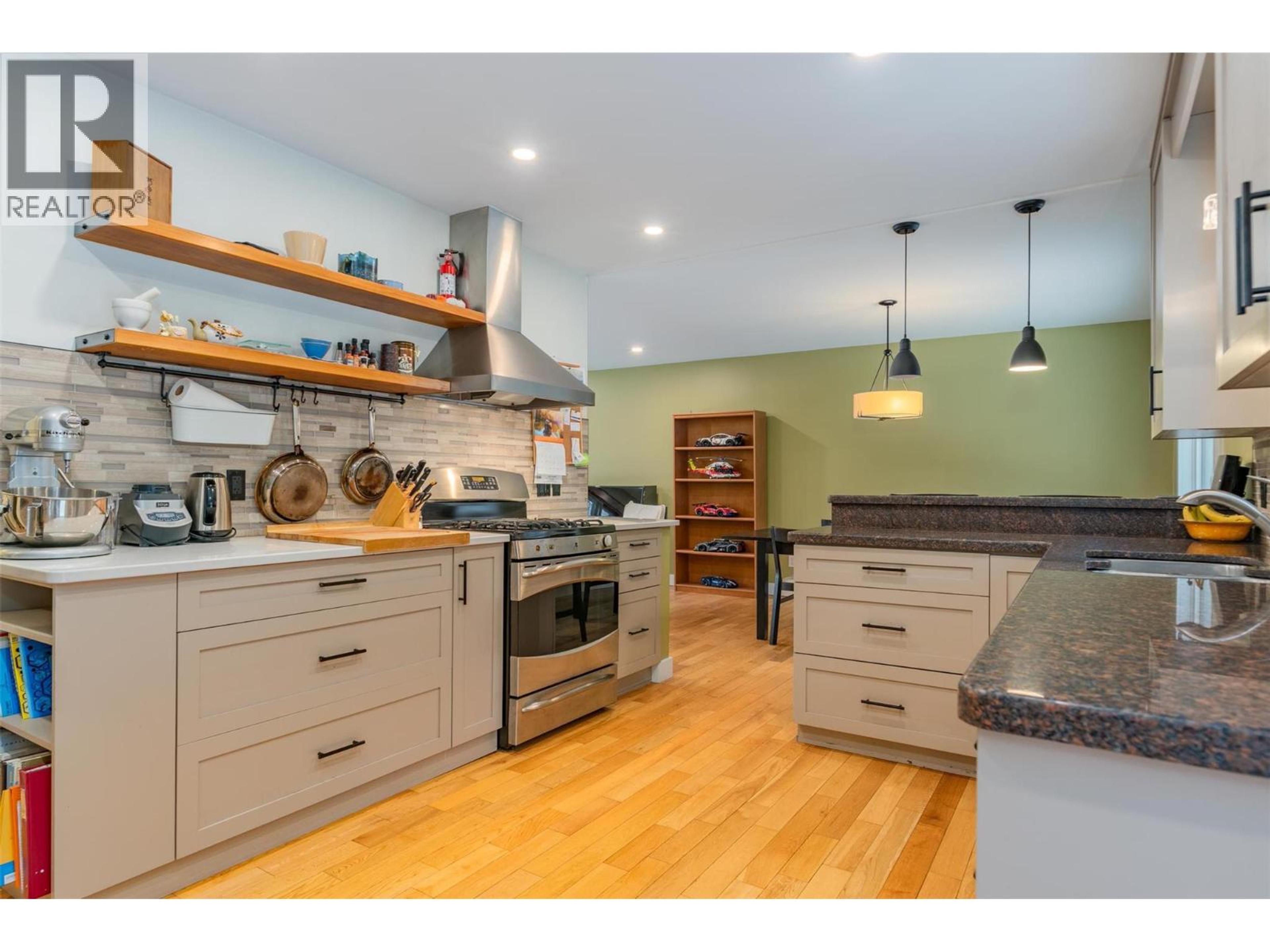 2520 COOK AVENUE - 14