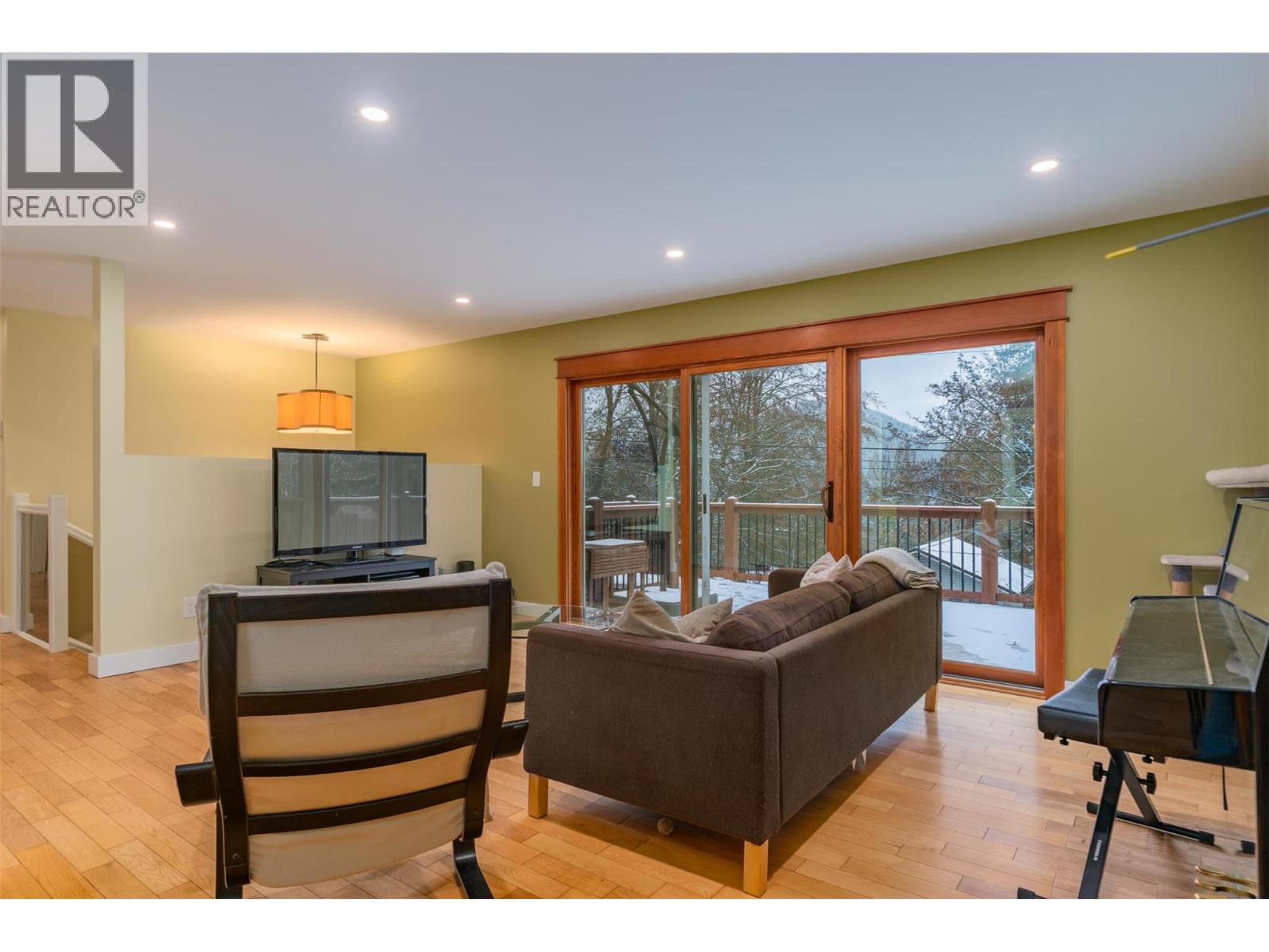 2520 COOK AVENUE - 10