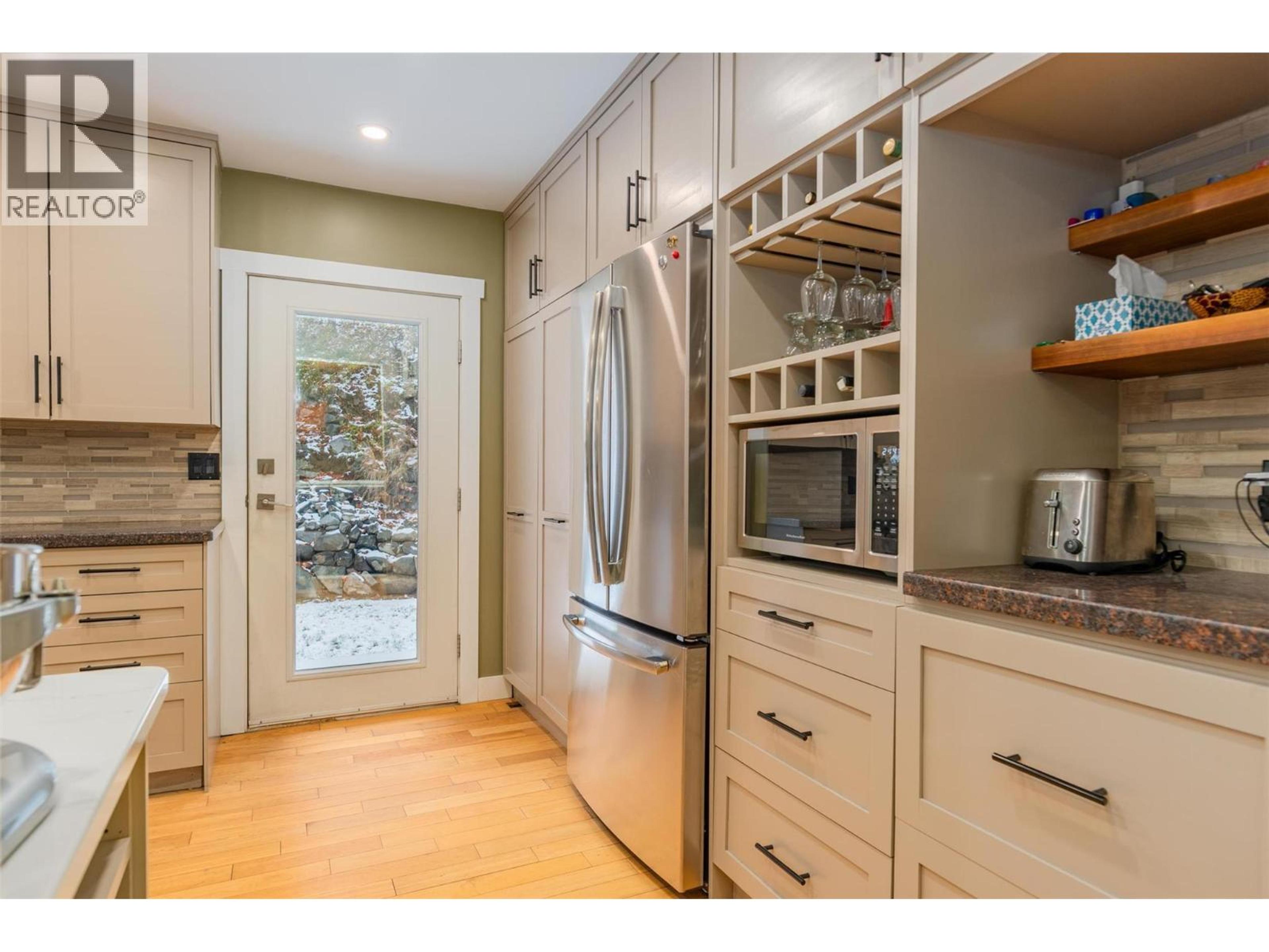 2520 COOK AVENUE - 17