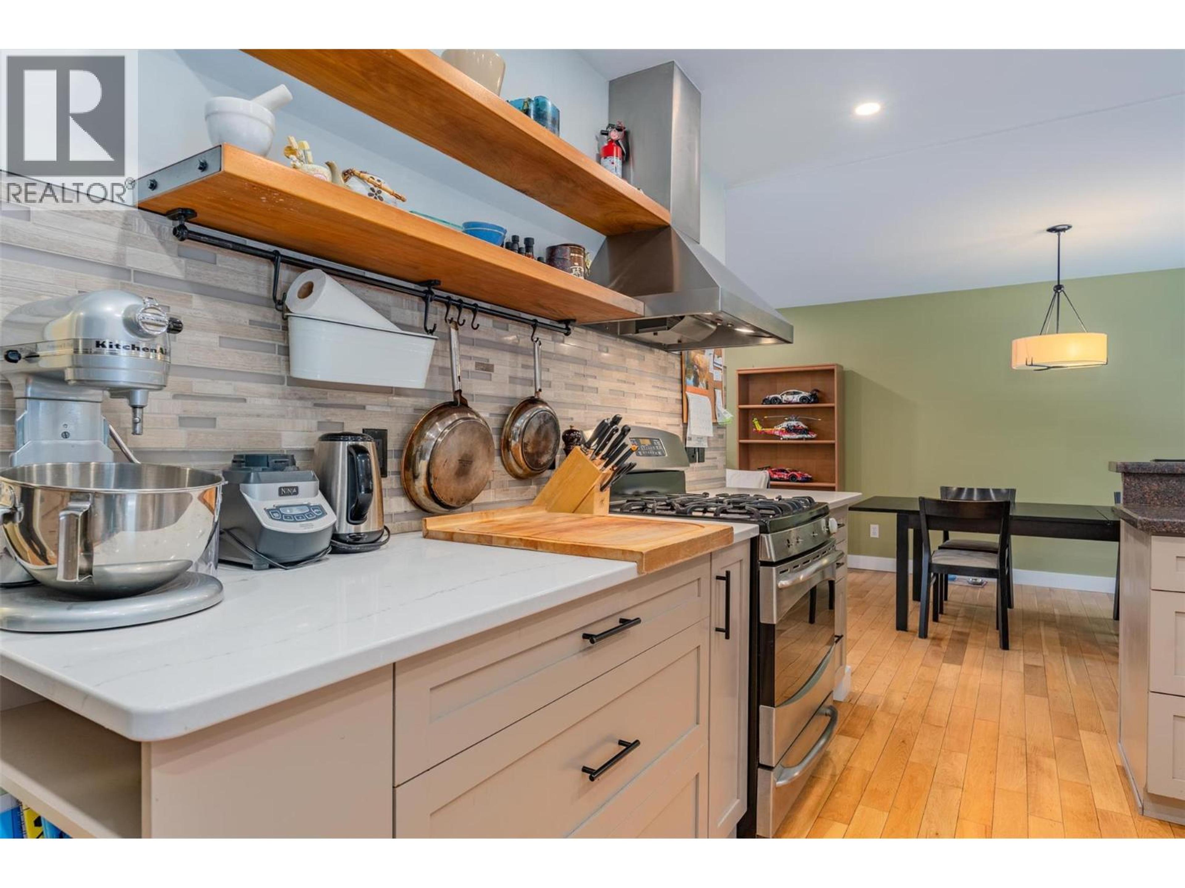 2520 COOK AVENUE - 16