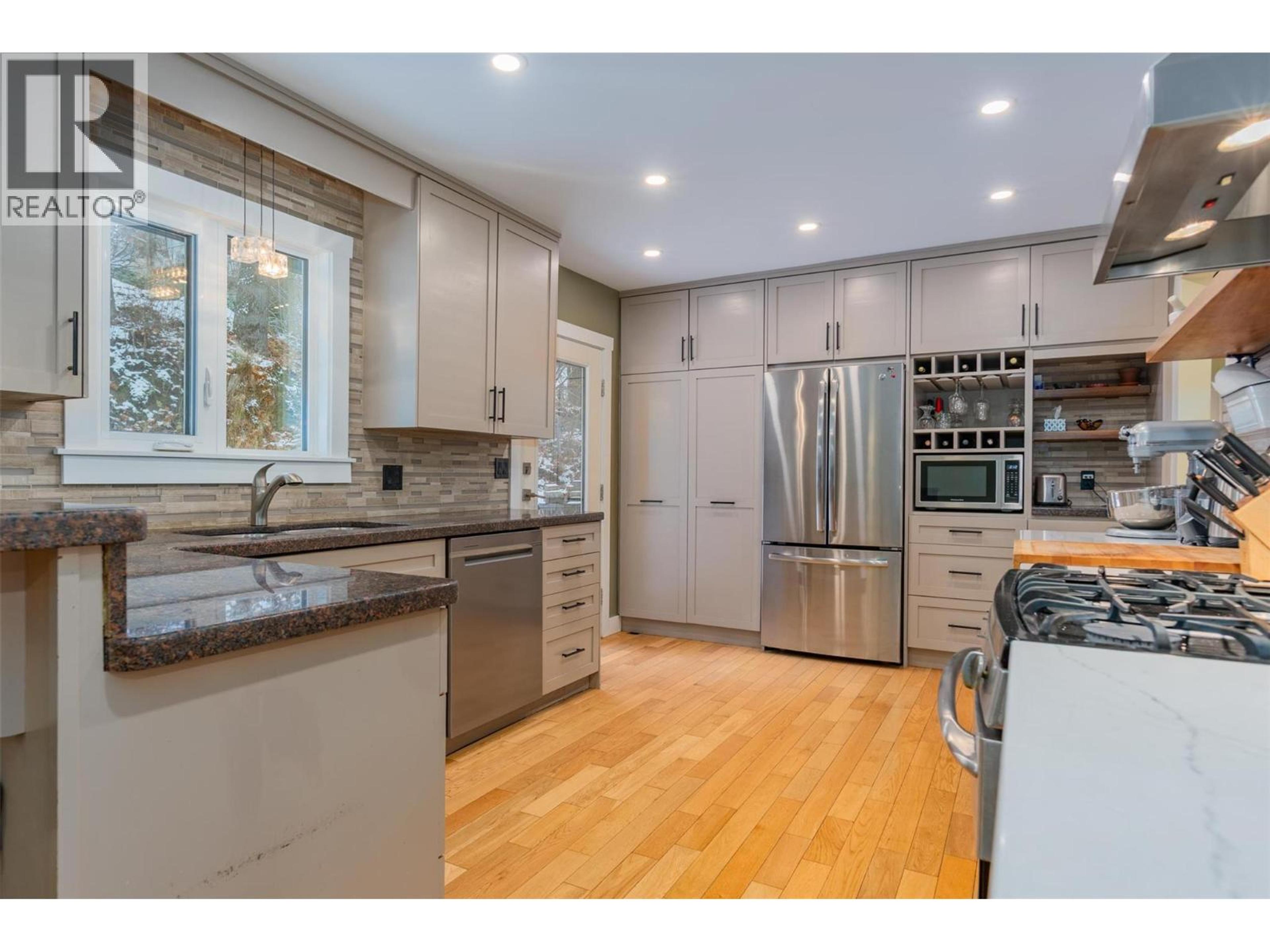 2520 COOK AVENUE - 13