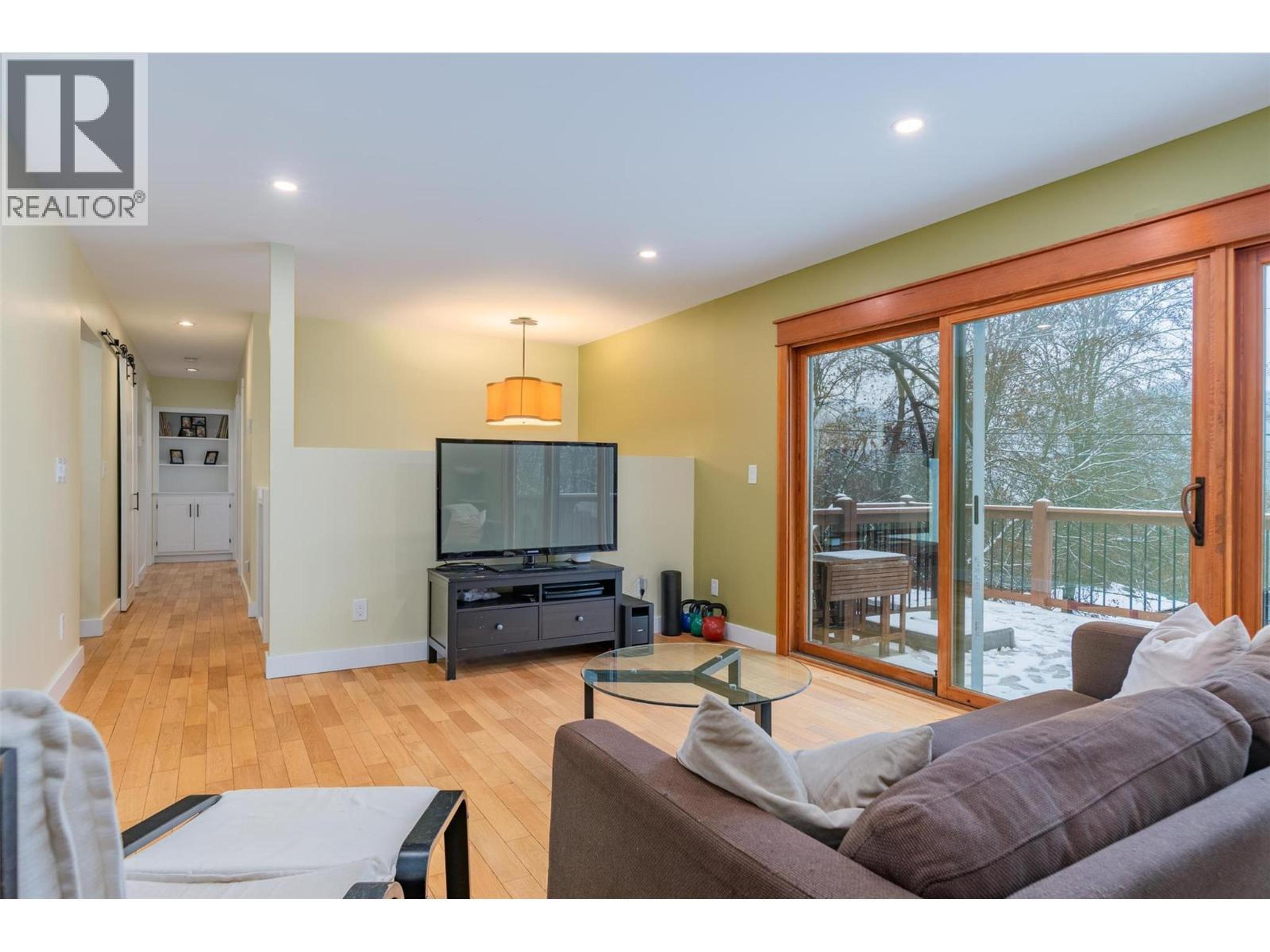 2520 COOK AVENUE - 7