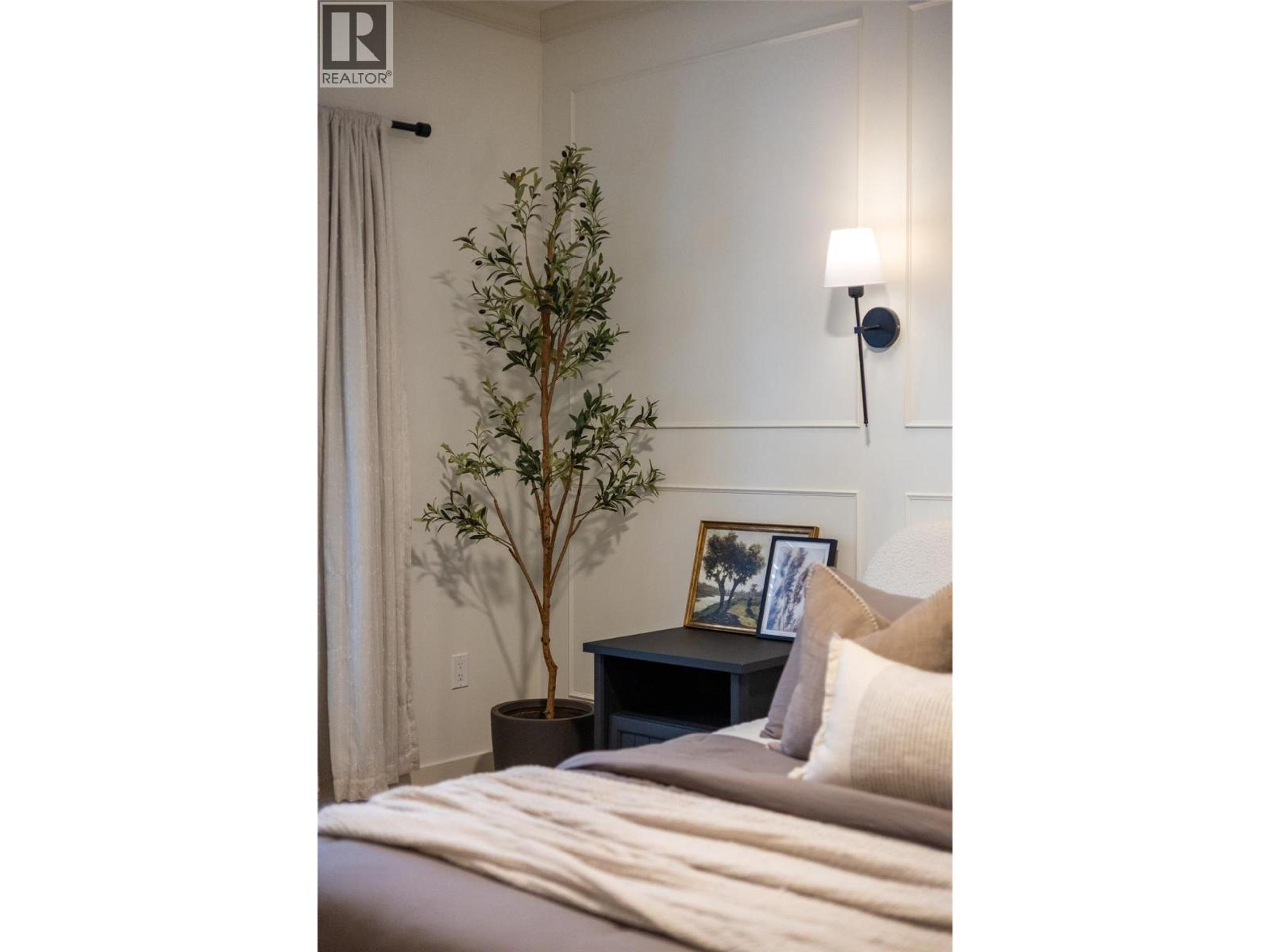 #104 1330 WHITEWOOD CRESCENT - 28