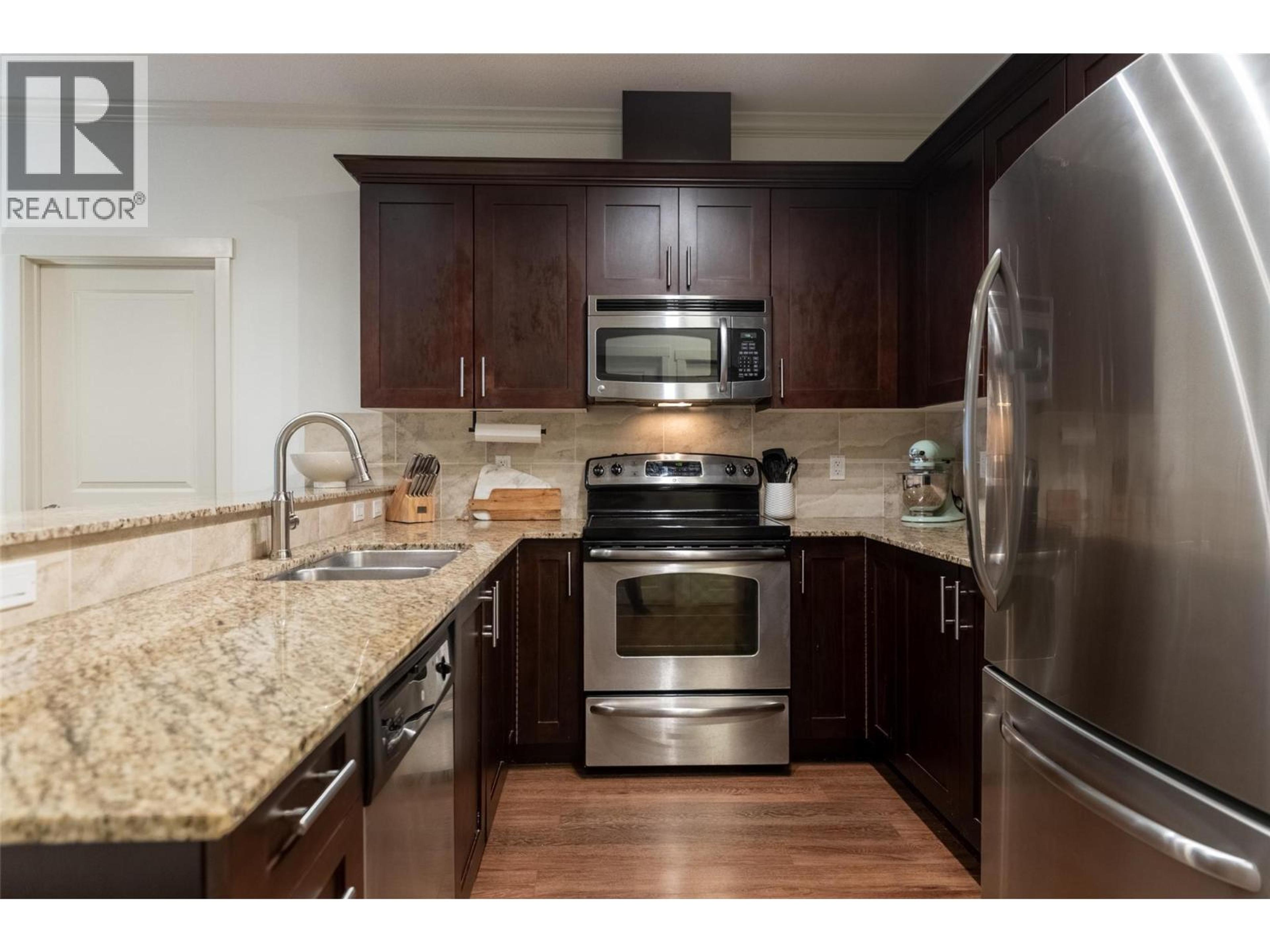 #104 1330 WHITEWOOD CRESCENT - 11