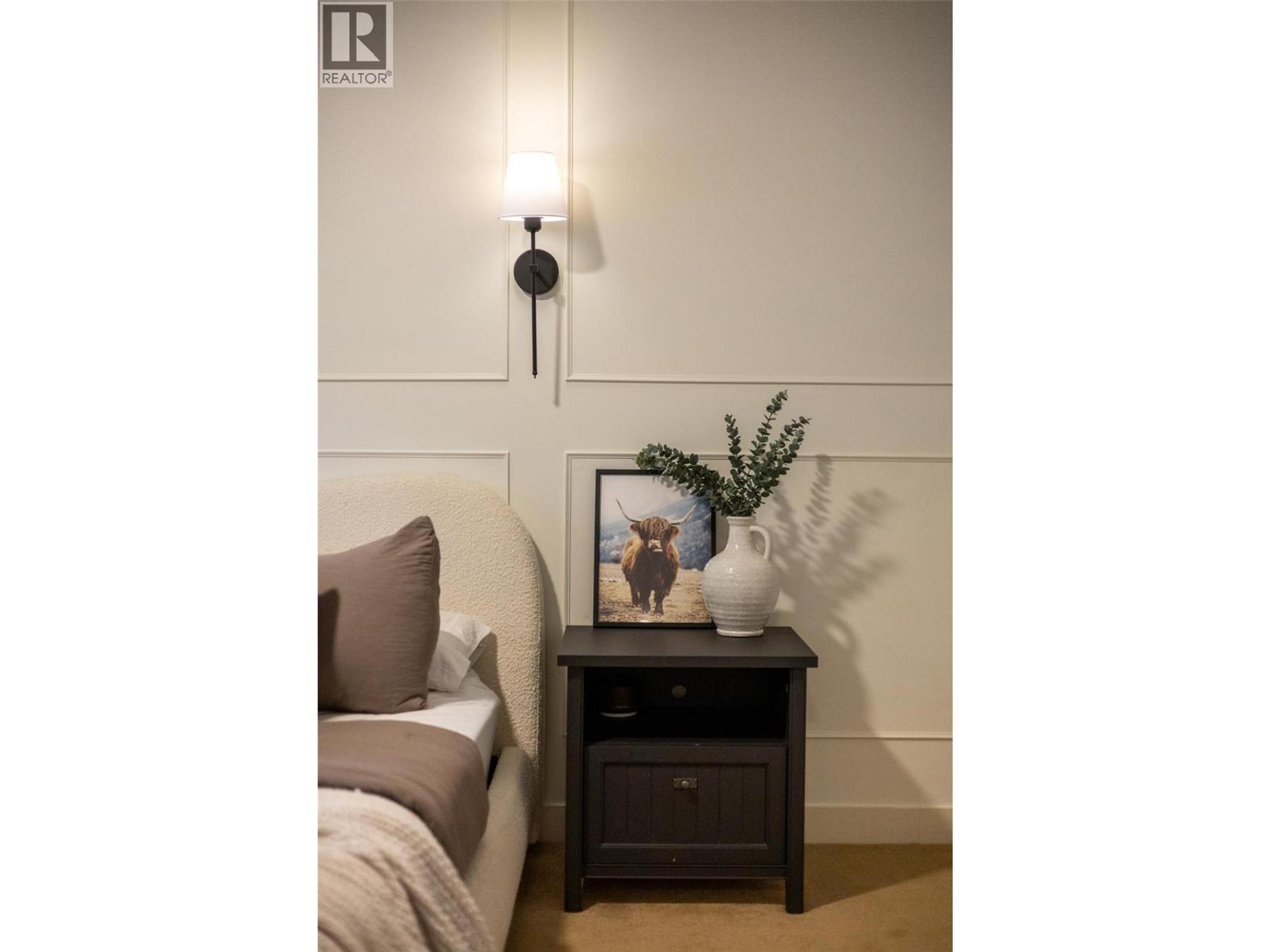 #104 1330 WHITEWOOD CRESCENT - 30