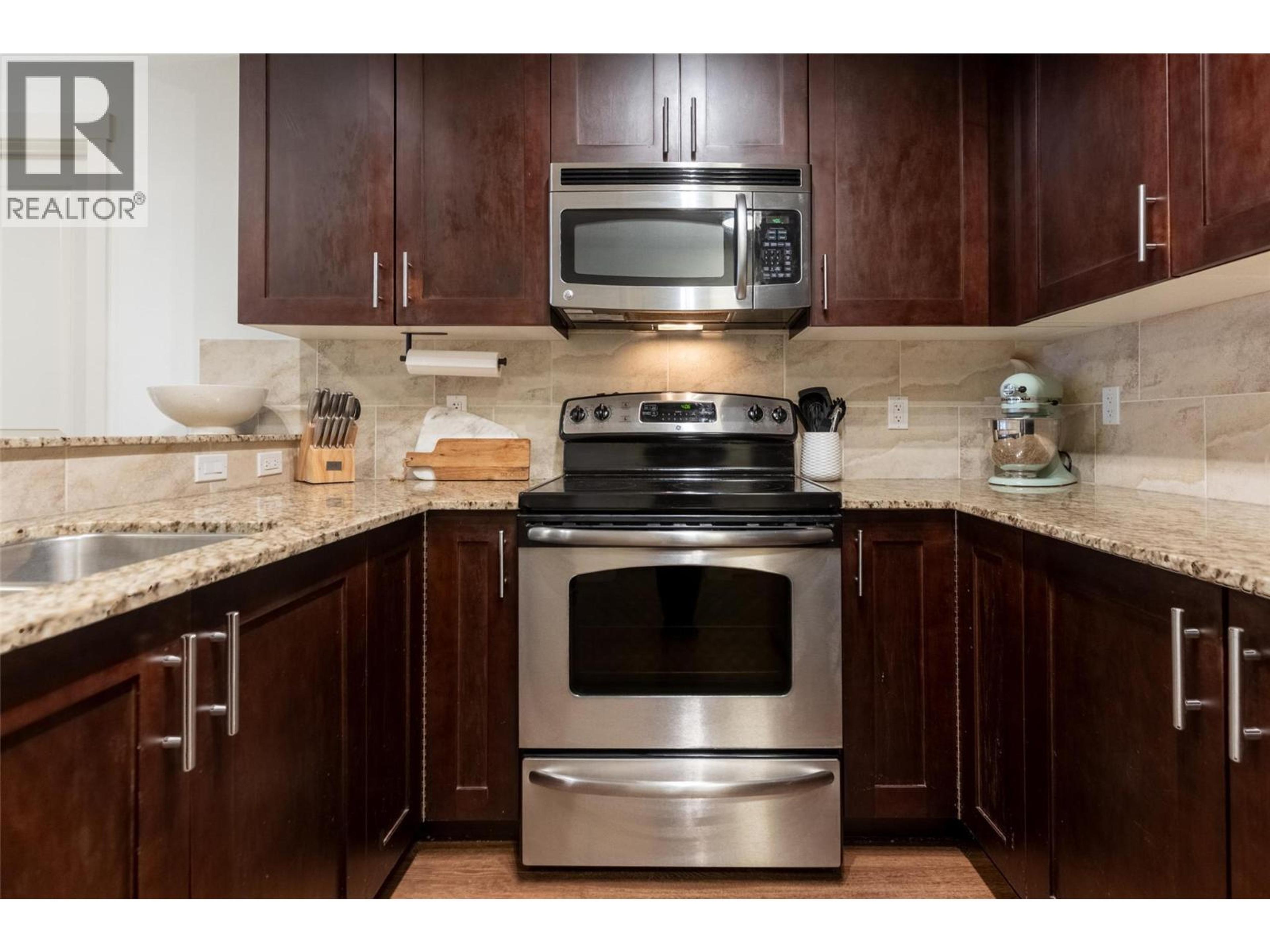 #104 1330 WHITEWOOD CRESCENT - 12