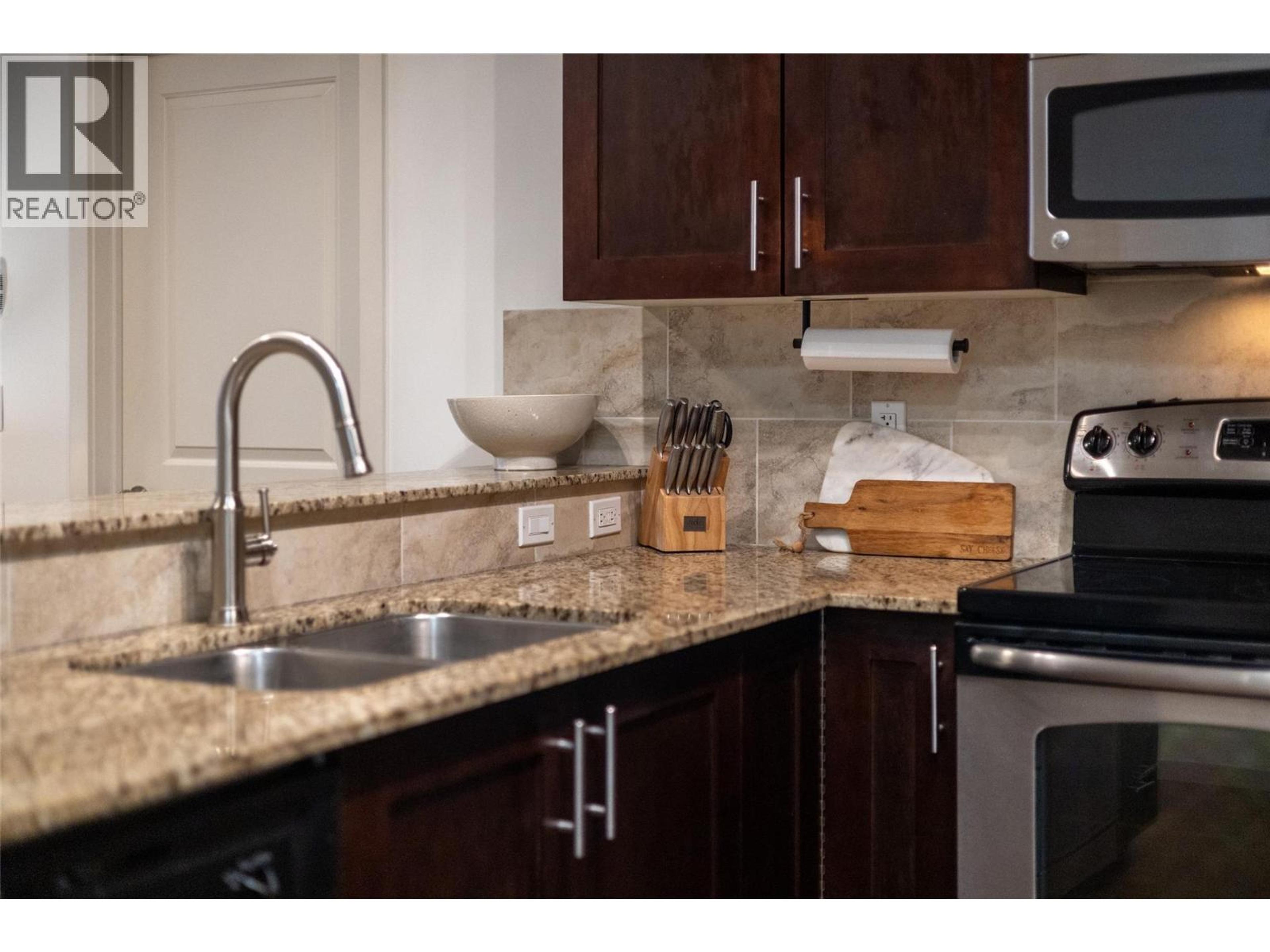 #104 1330 WHITEWOOD CRESCENT - 26