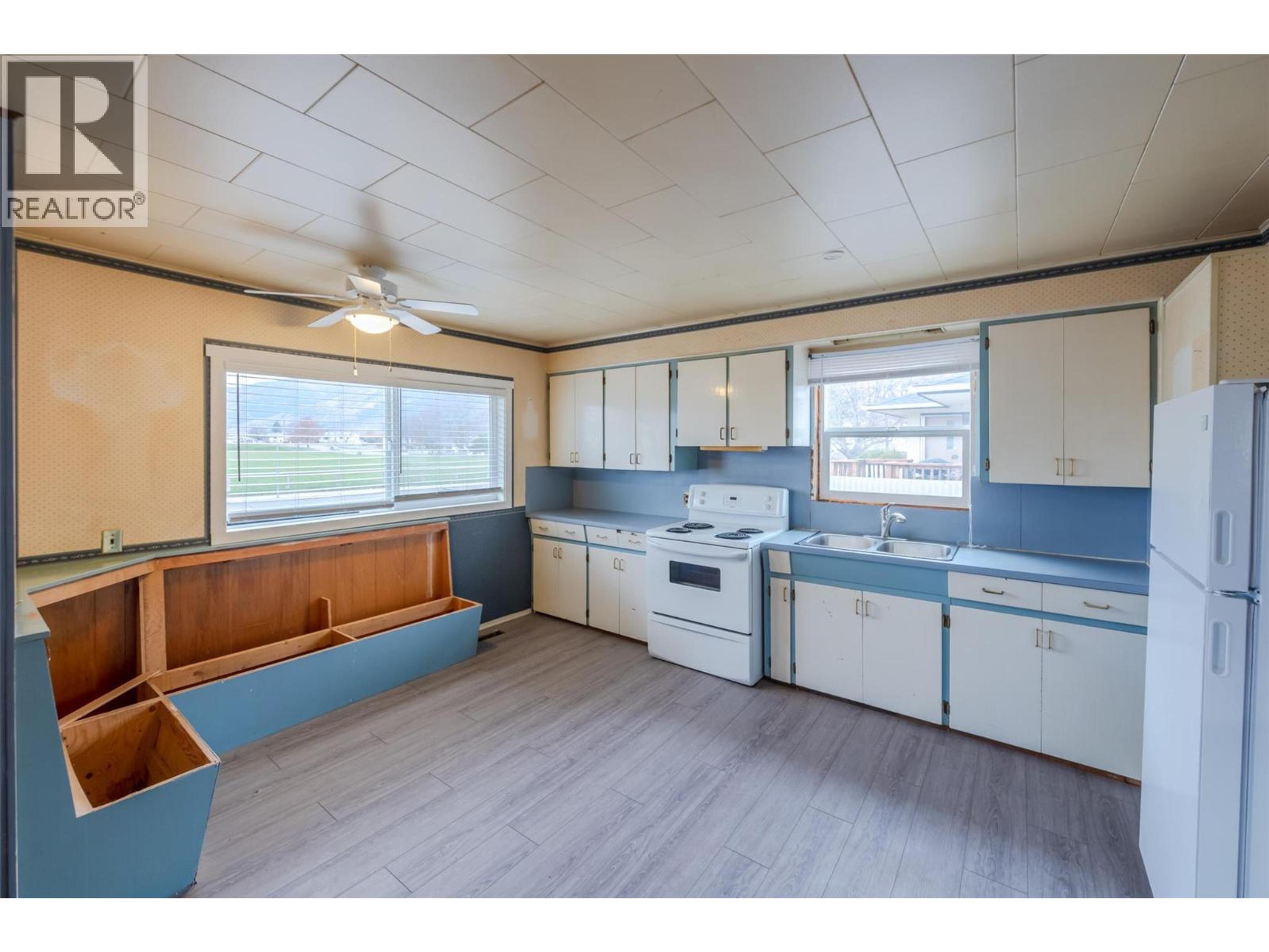 856 SCHOOL AVENUE - 7