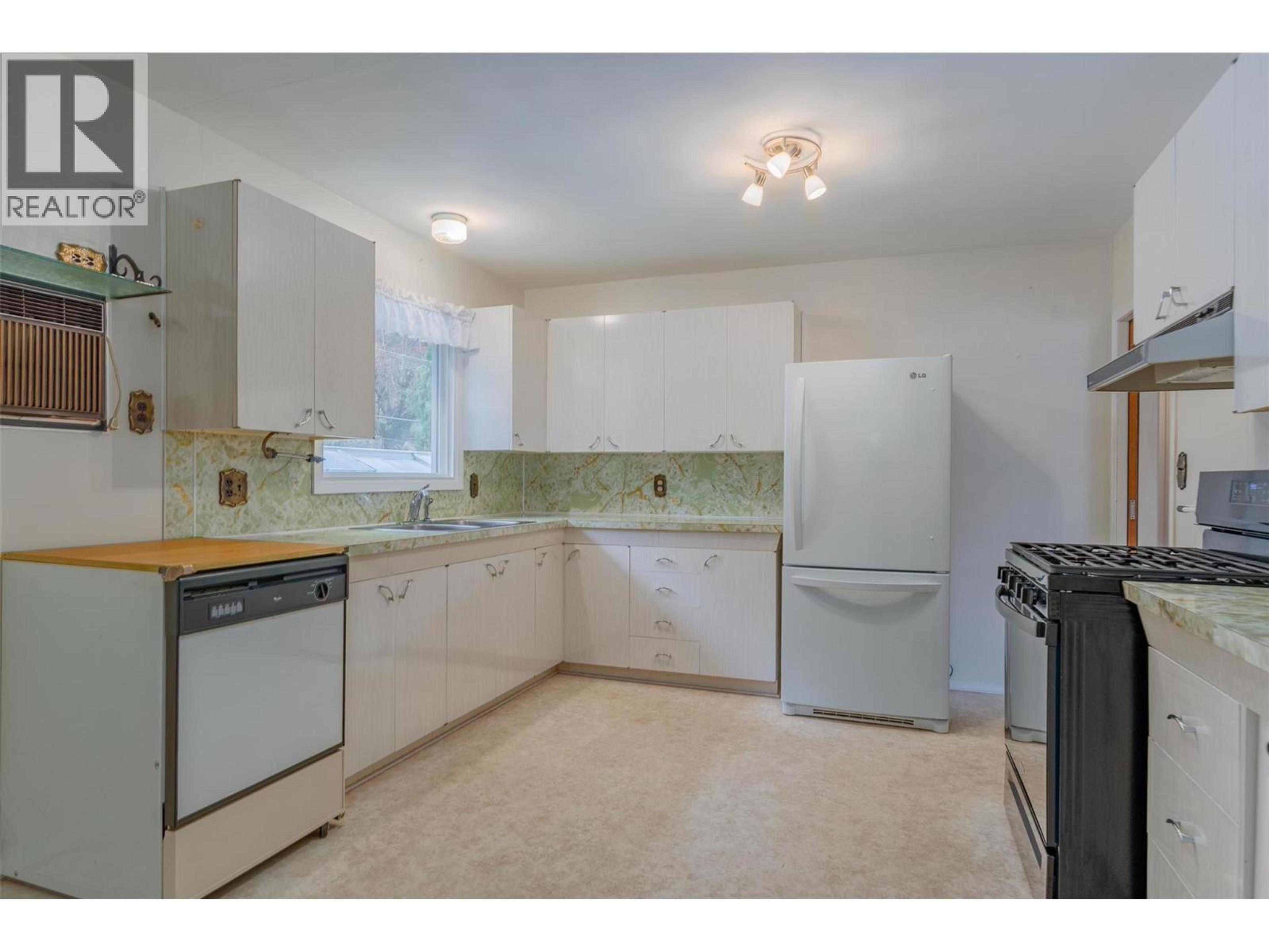 39 HILLSIDE DRIVE - 8