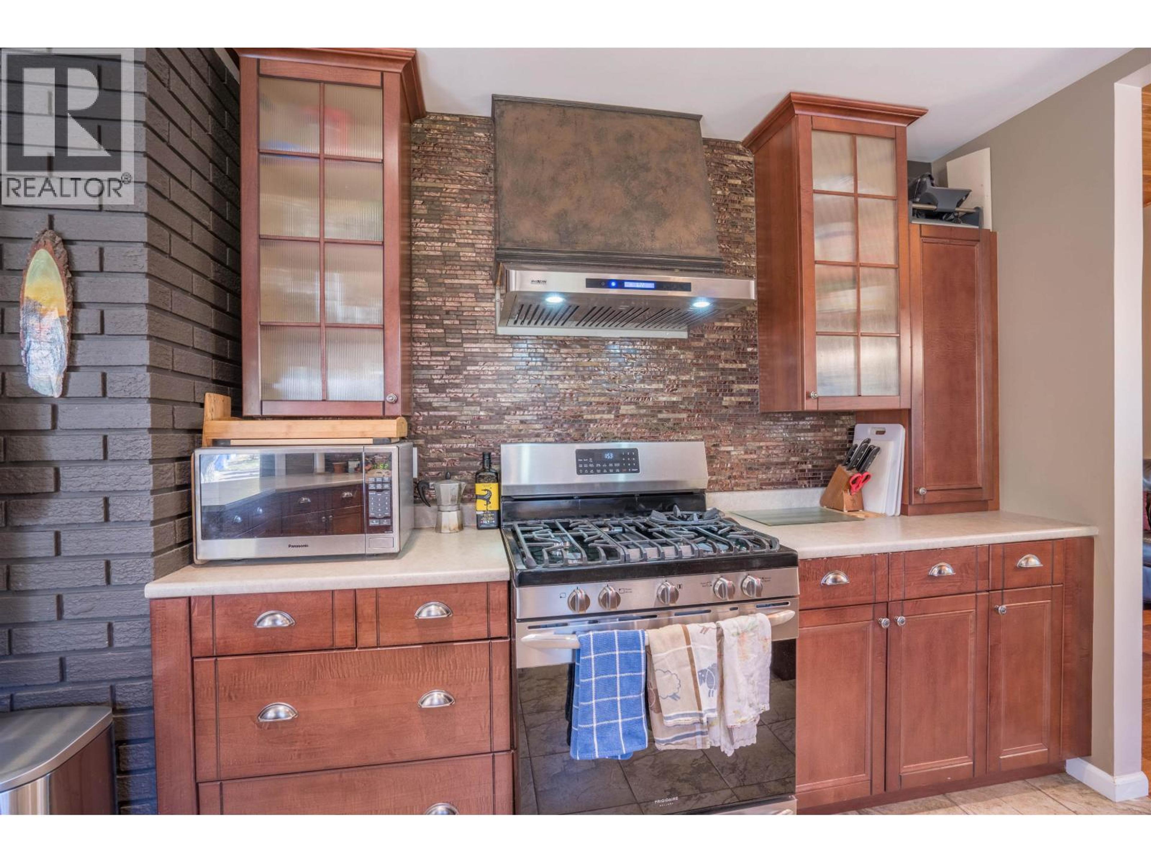 7125 VALLEYVIEW DRIVE - 18