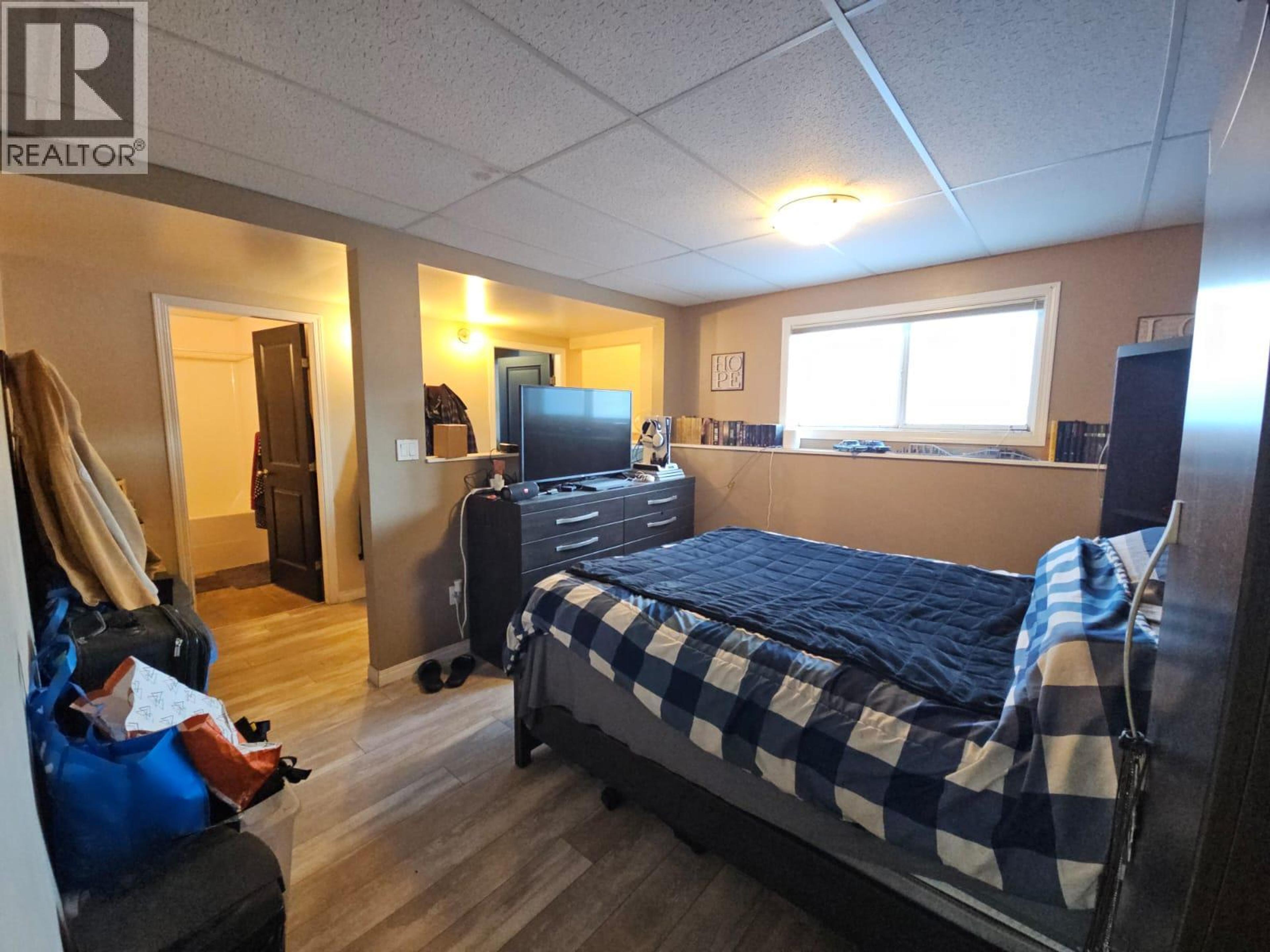 5200 41 STREET NE - 52