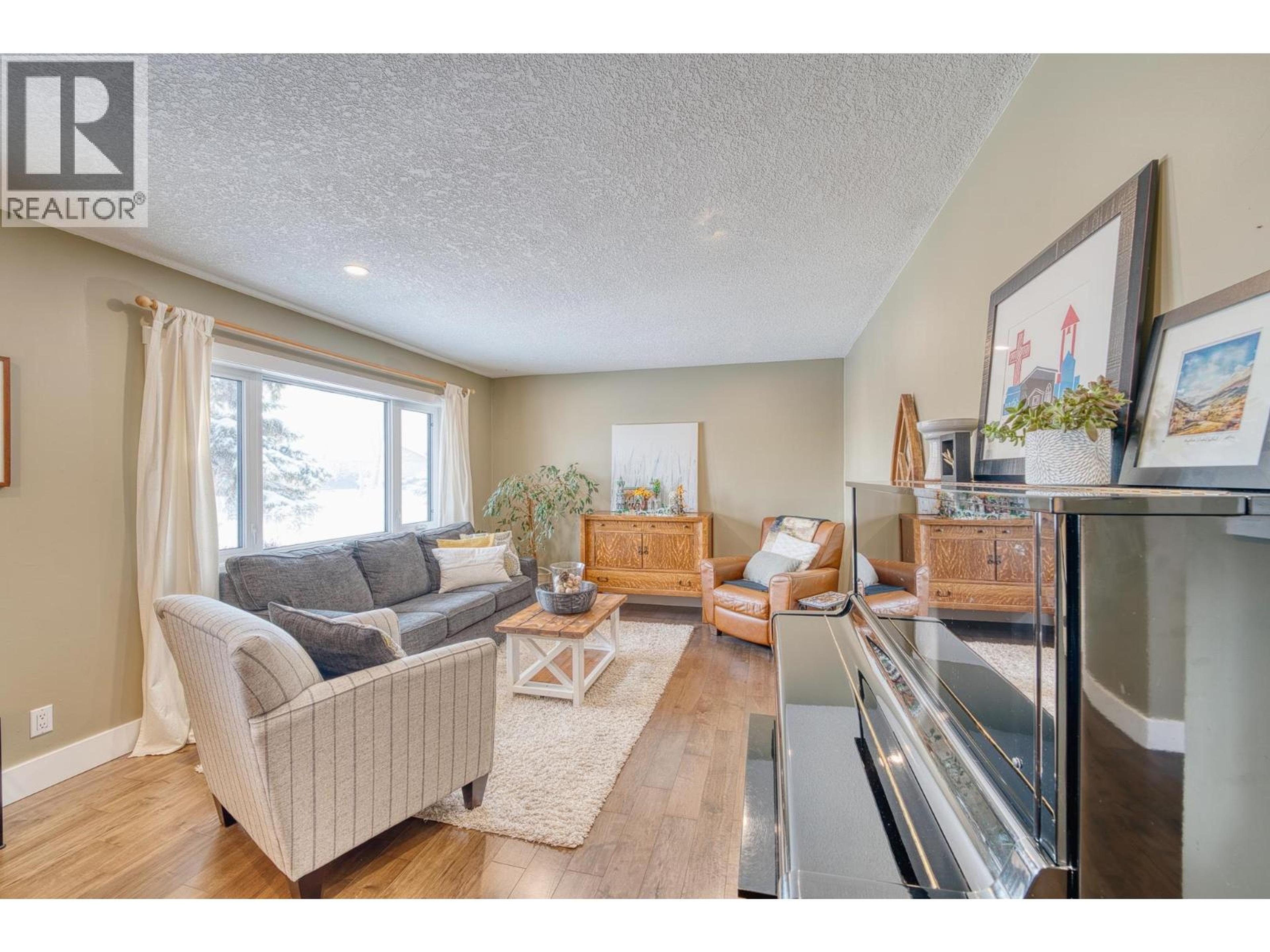 9612 105 AVENUE - Image 2