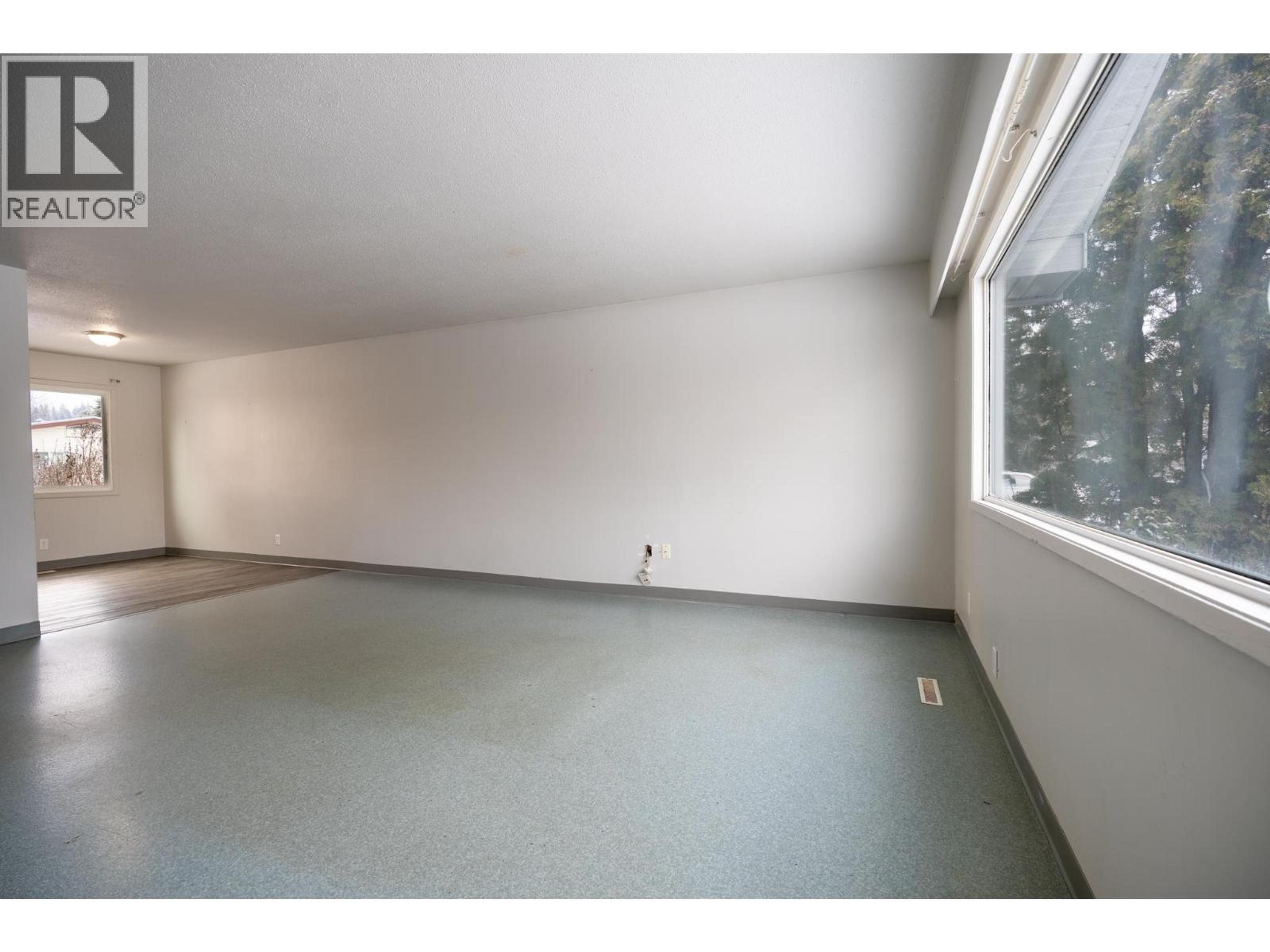 225 LAUREL CRESCENT - 4