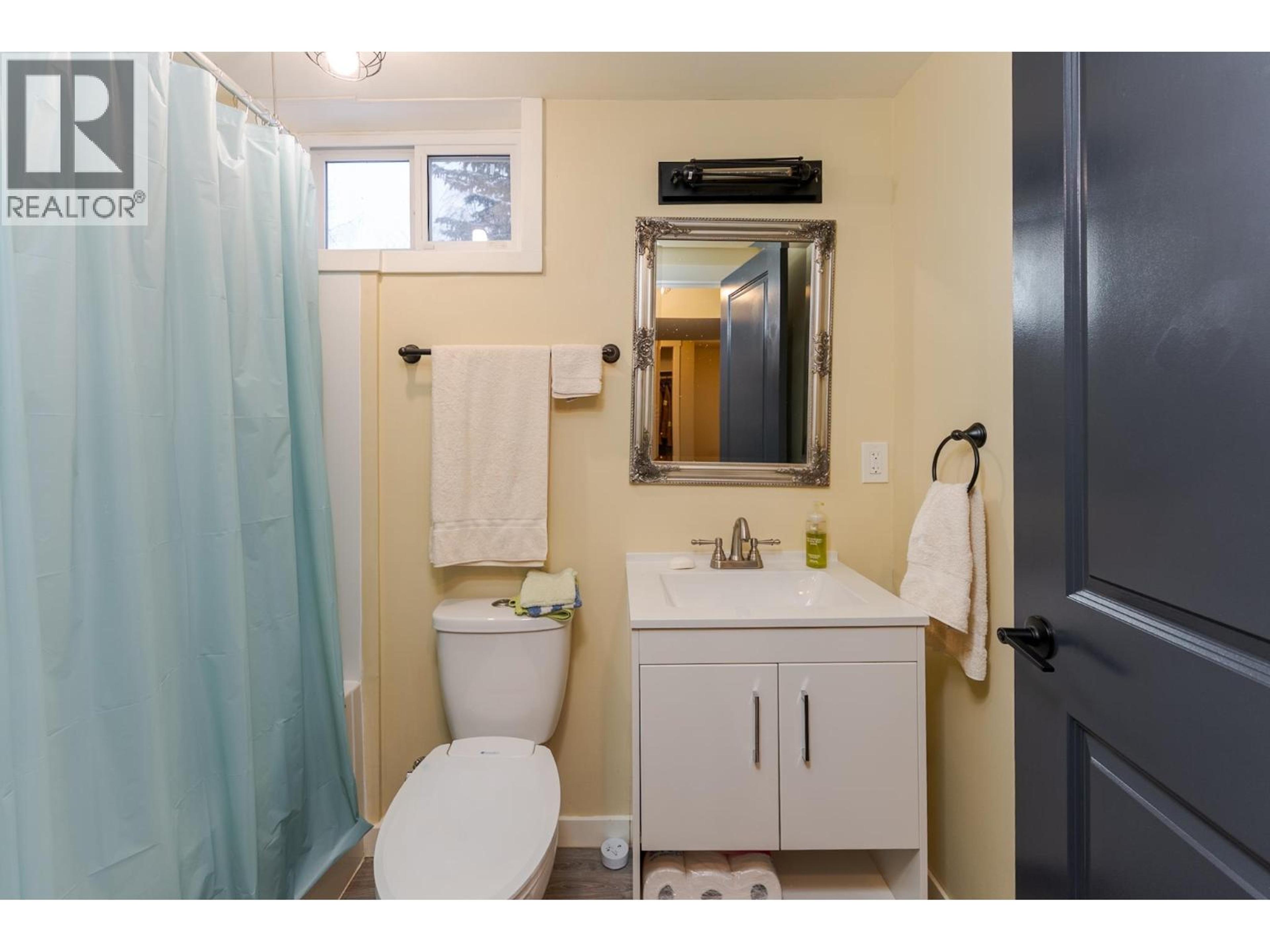 226 WILSON CRESCENT - 16