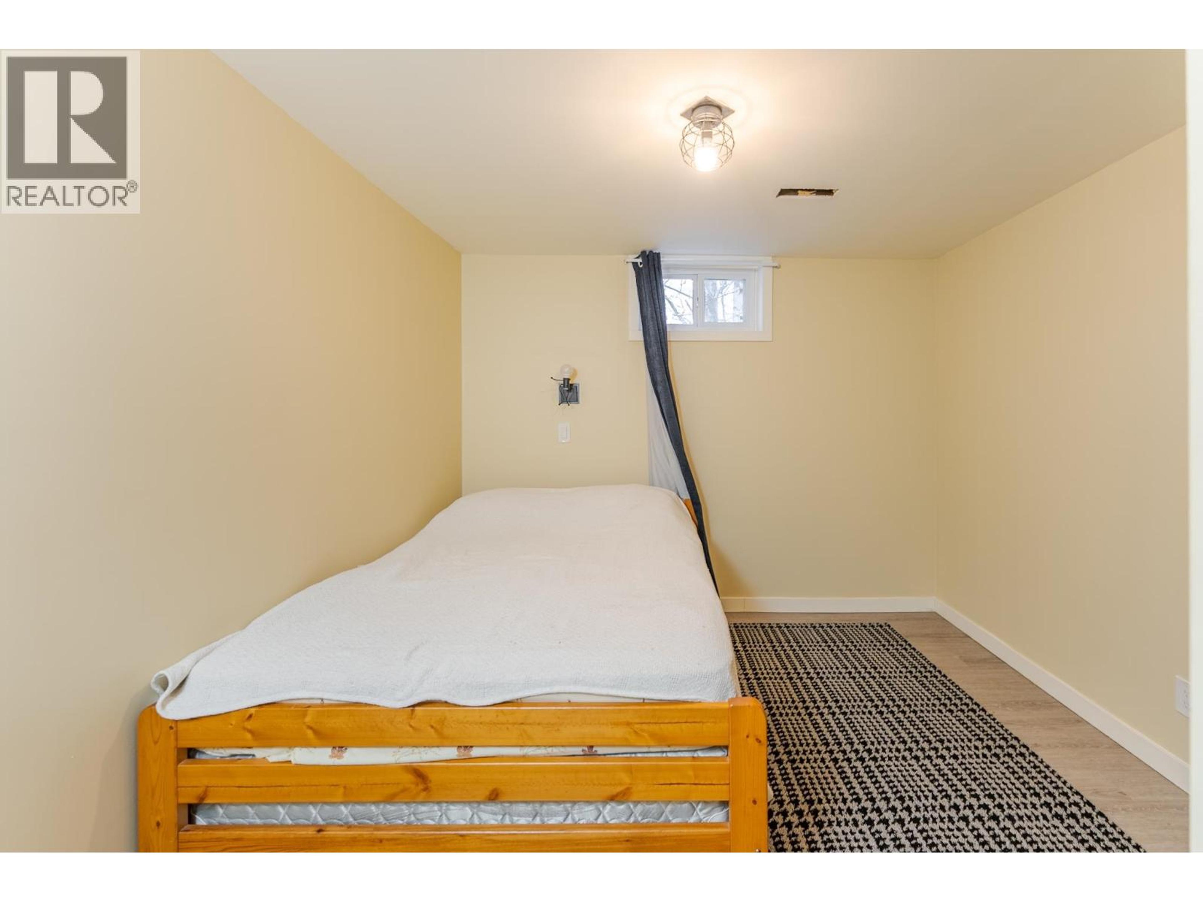 226 WILSON CRESCENT - 7