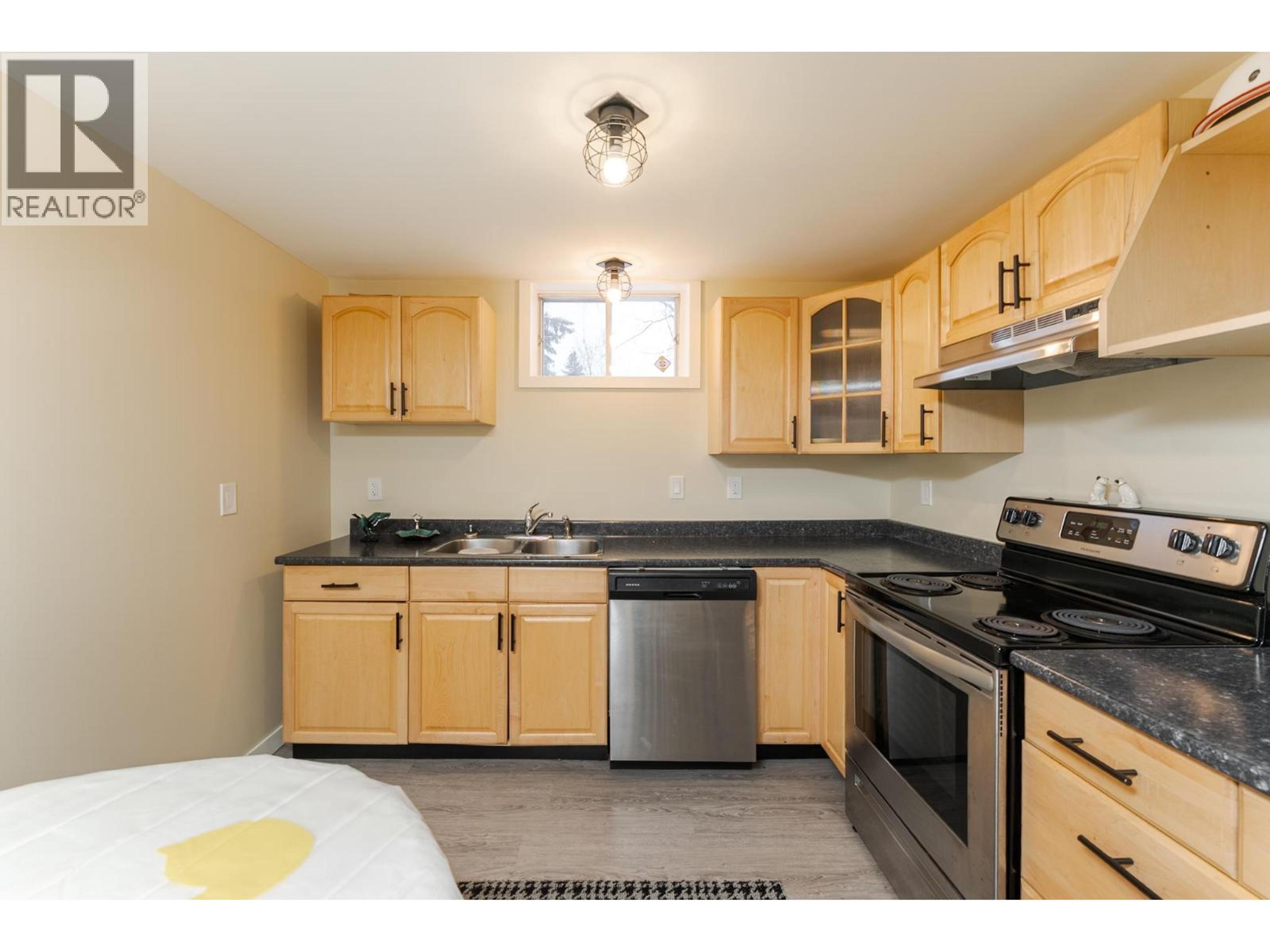 226 WILSON CRESCENT - 14