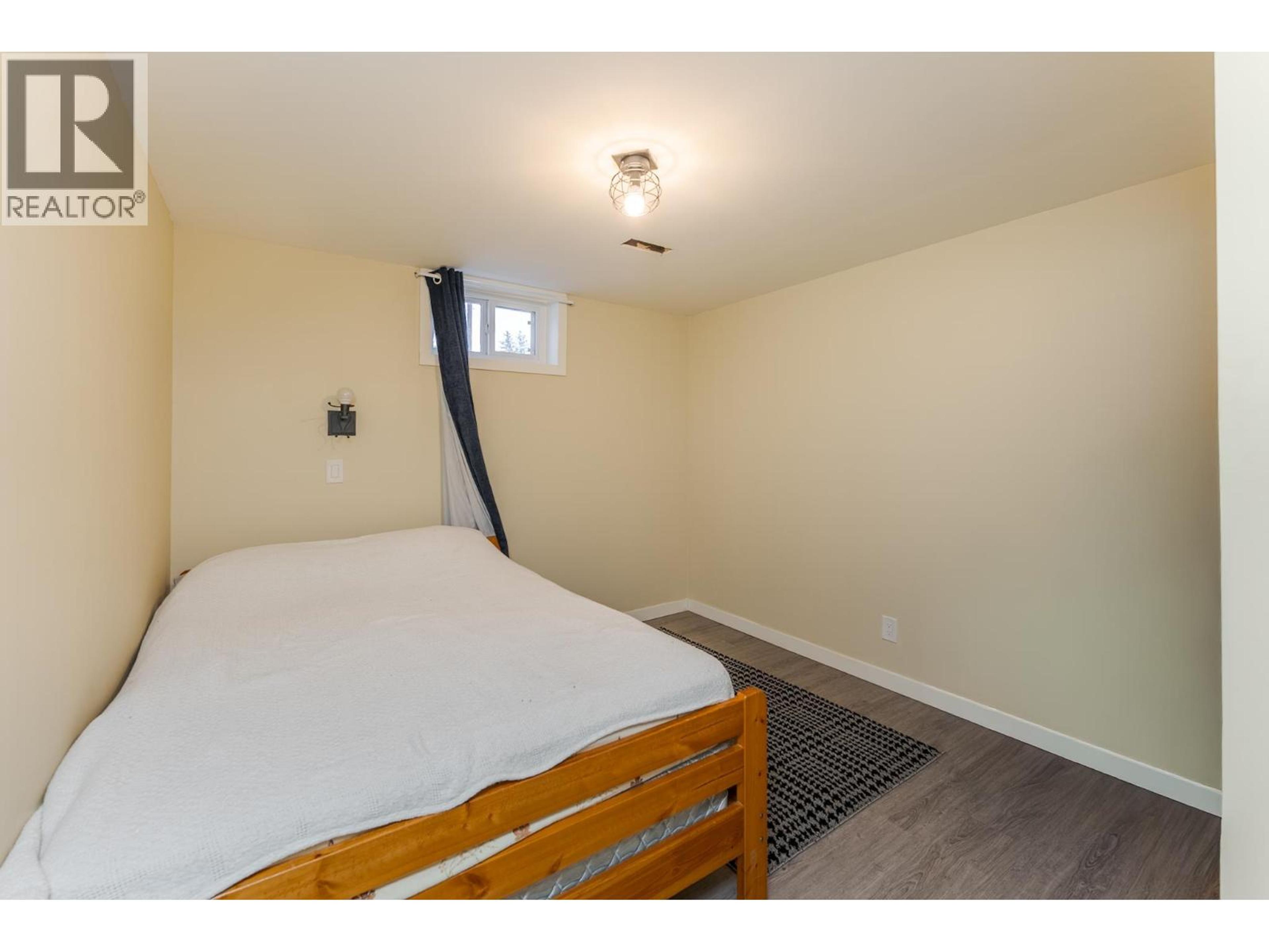 226 WILSON CRESCENT - 8