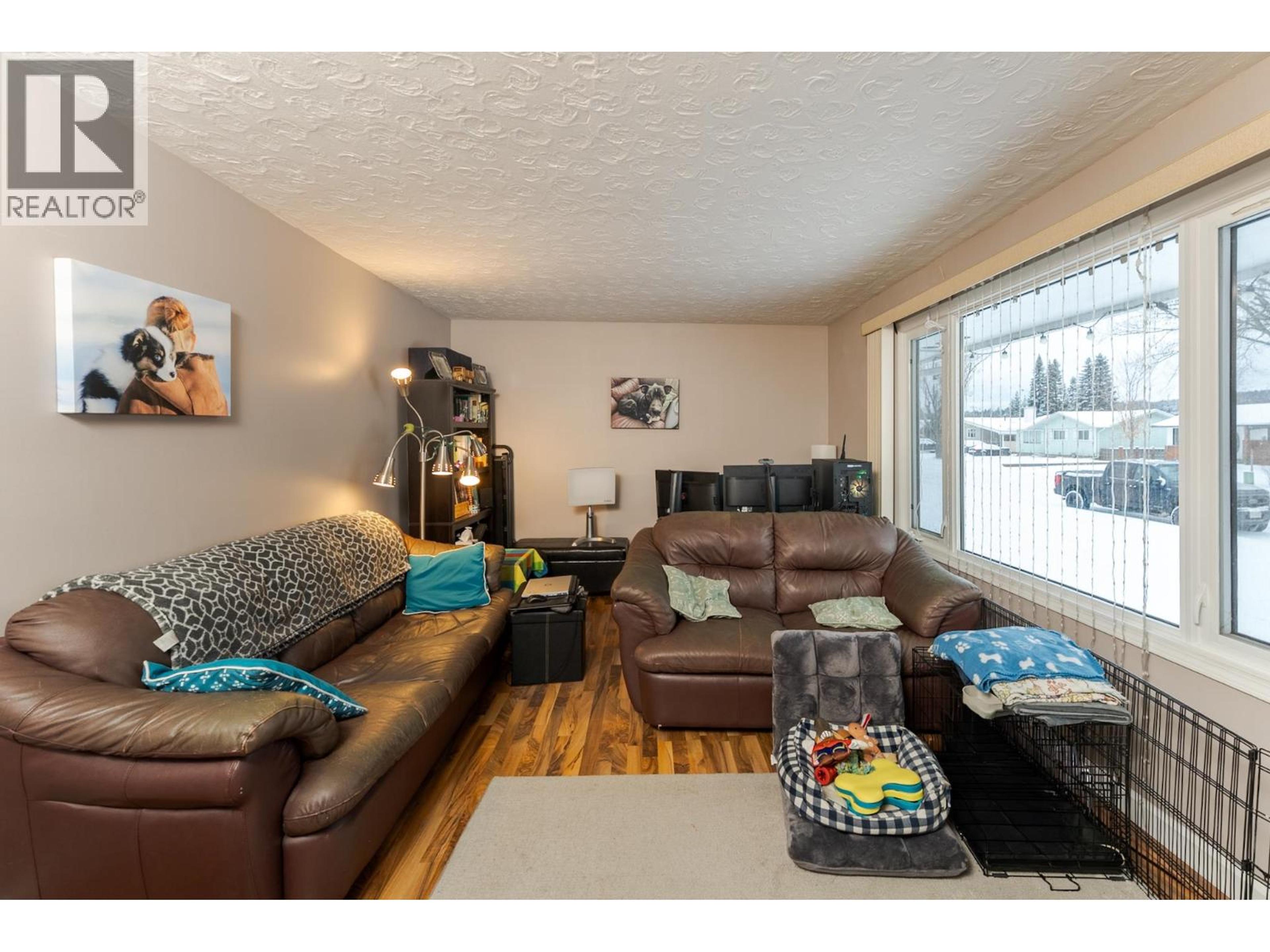 226 WILSON CRESCENT - 28