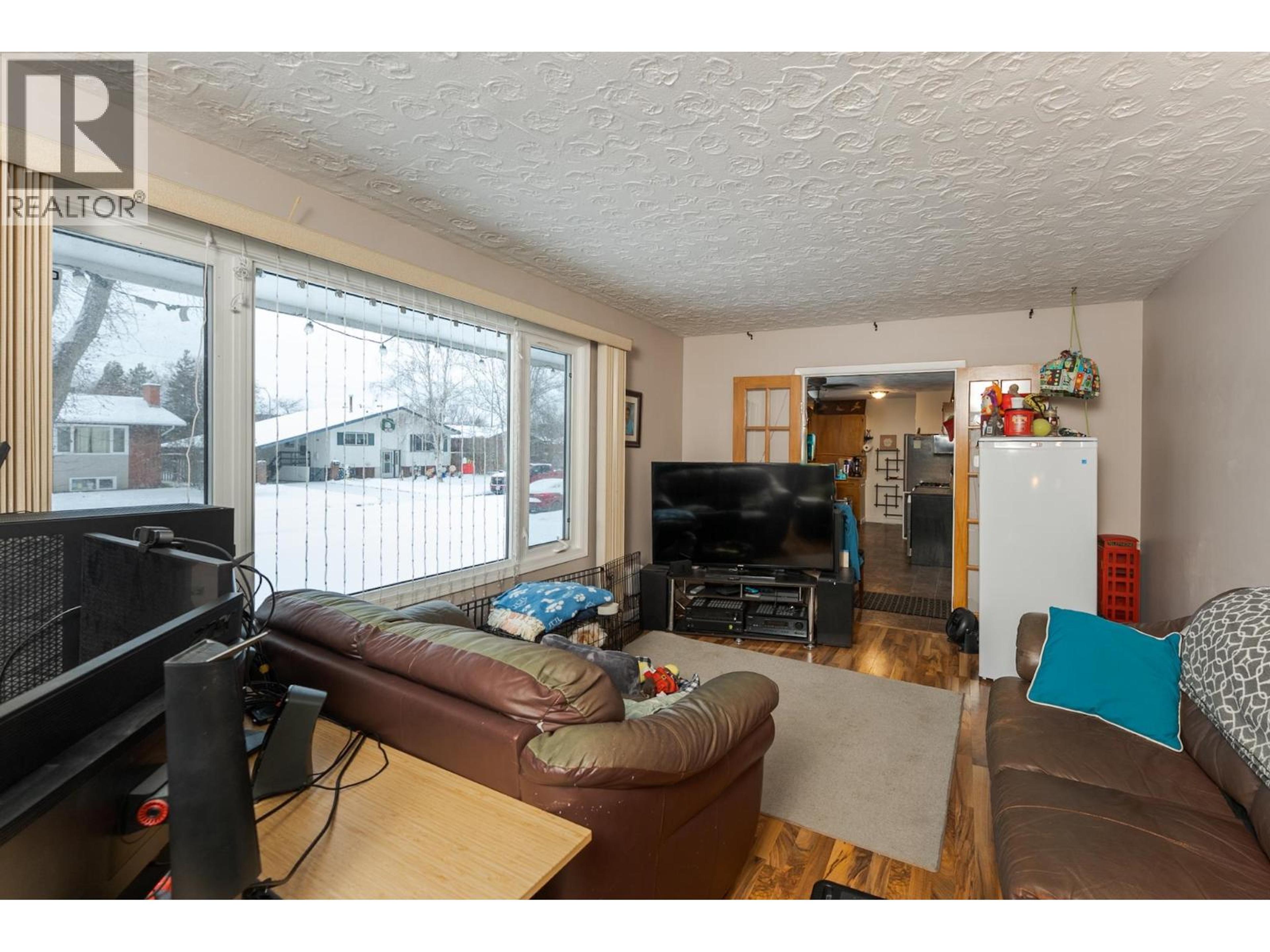 226 WILSON CRESCENT - 29