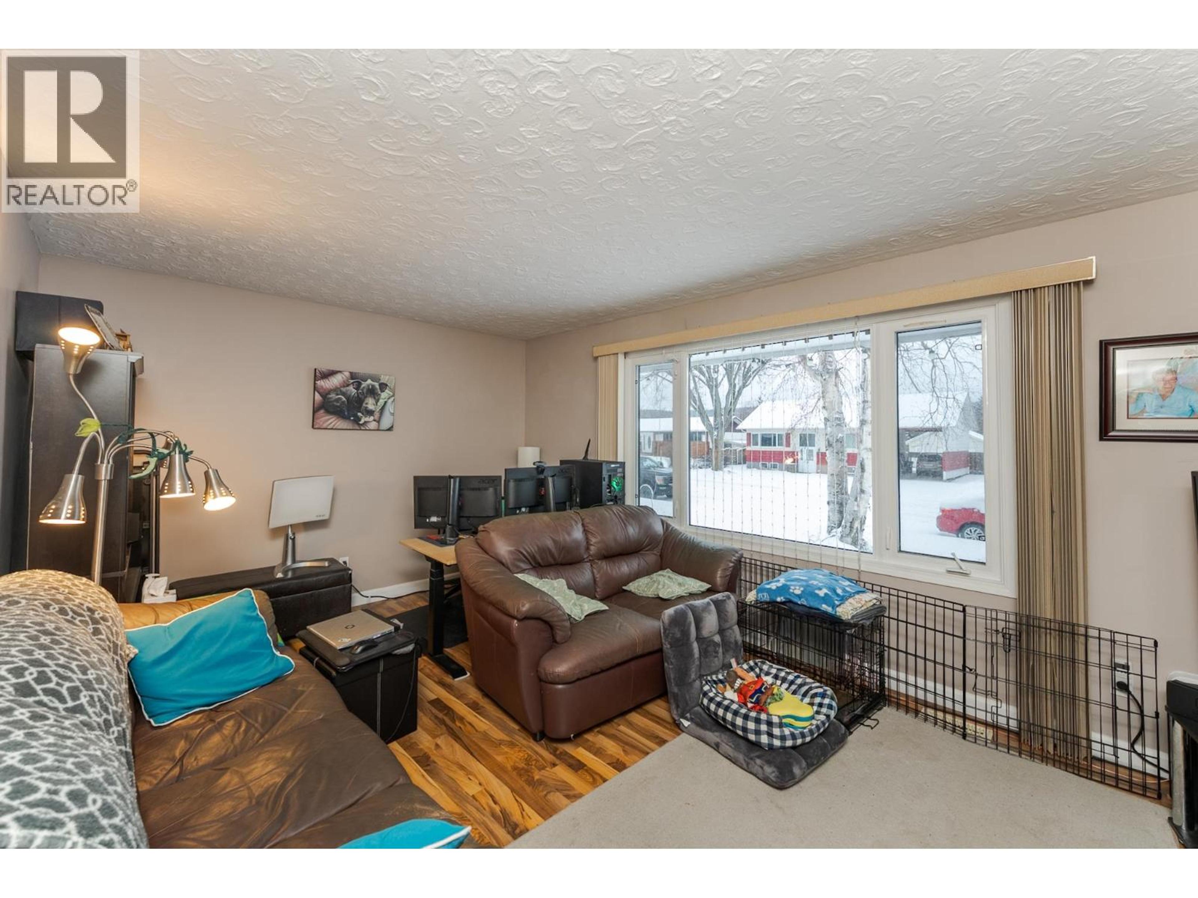 226 WILSON CRESCENT - 27