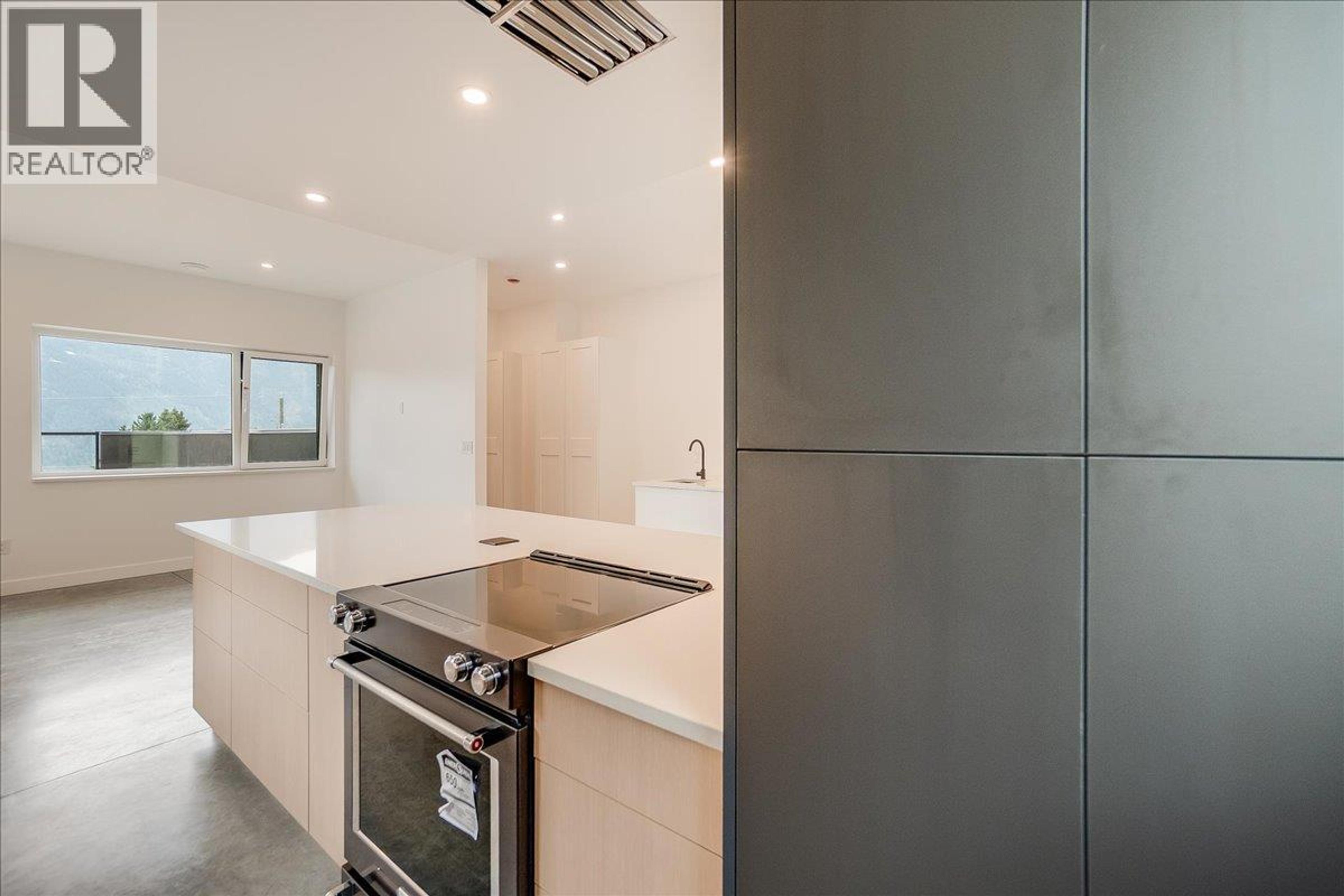 C-620 RICHARDS STREET - 24