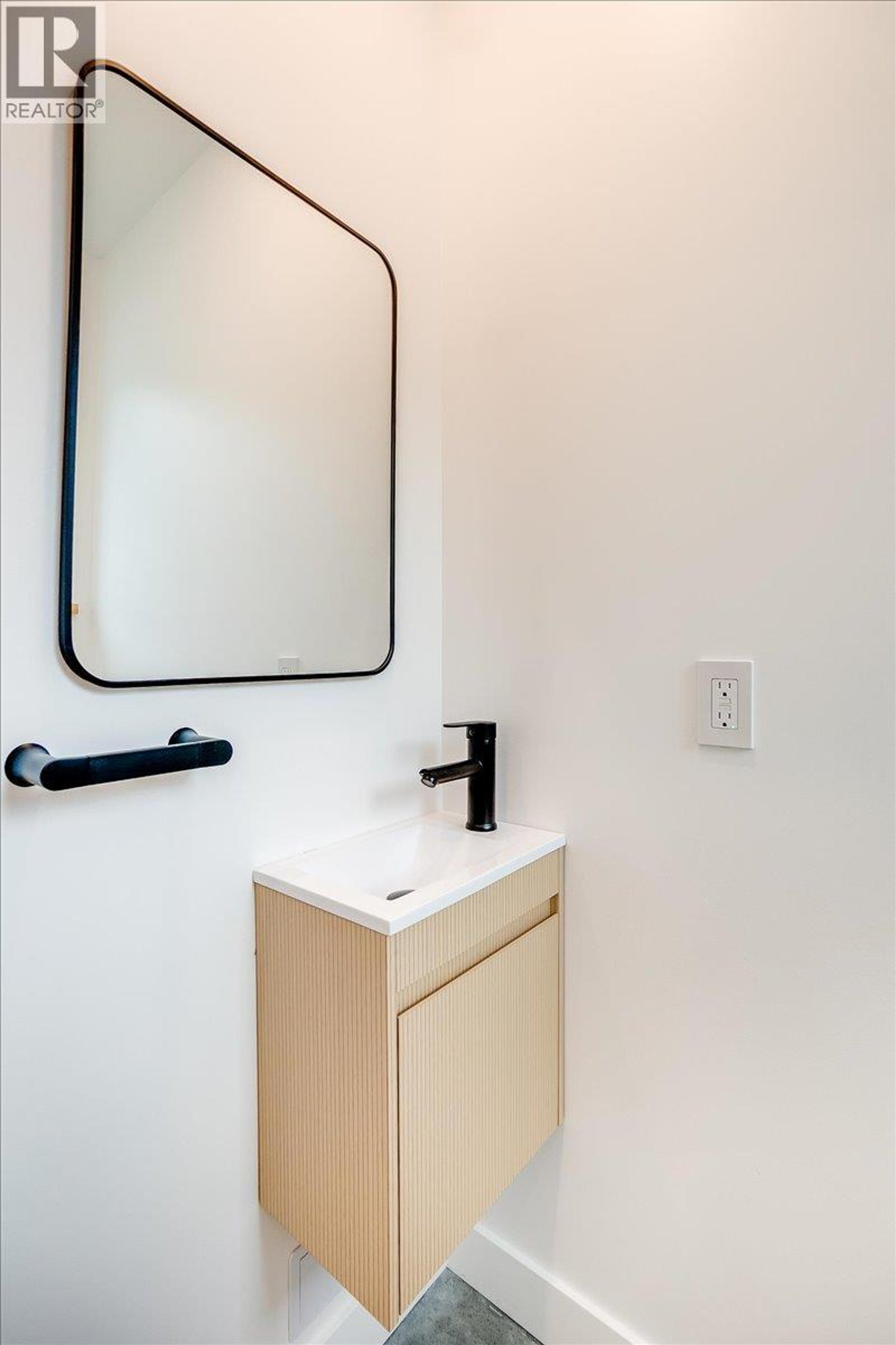 C-620 RICHARDS STREET - 28