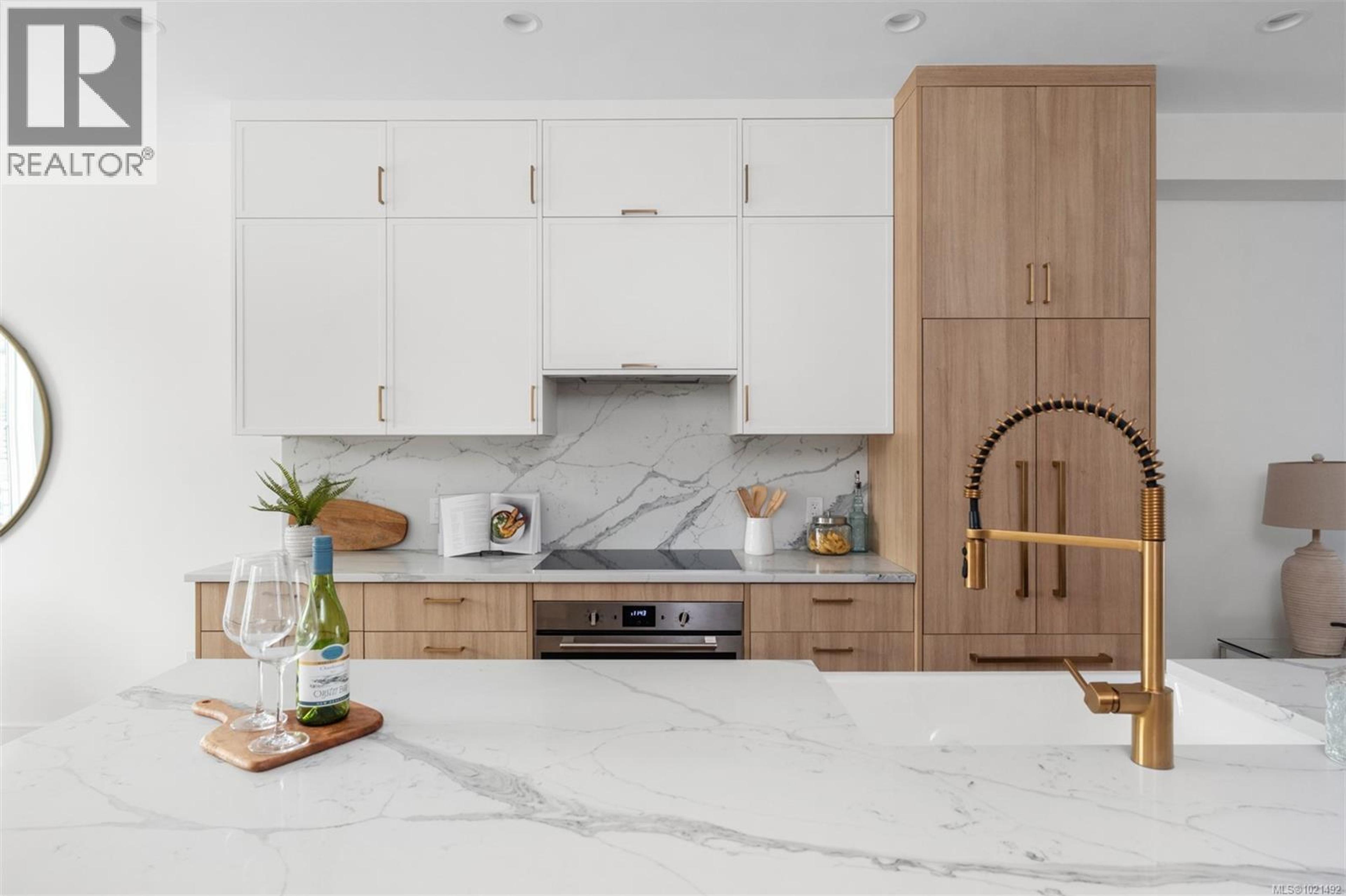 #6 820 DUNSMUIR RD - Main Image