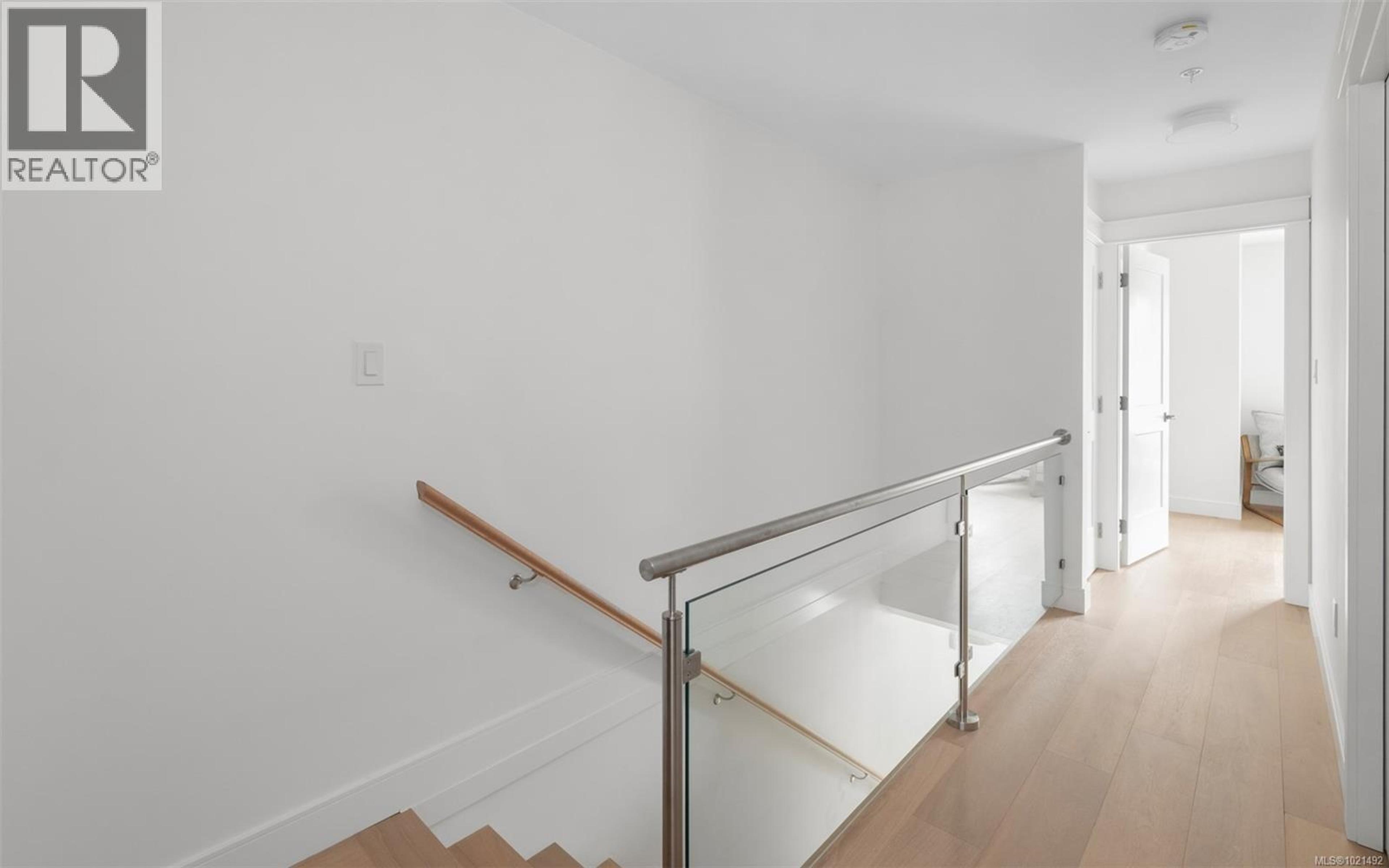 #6 820 DUNSMUIR RD - 12