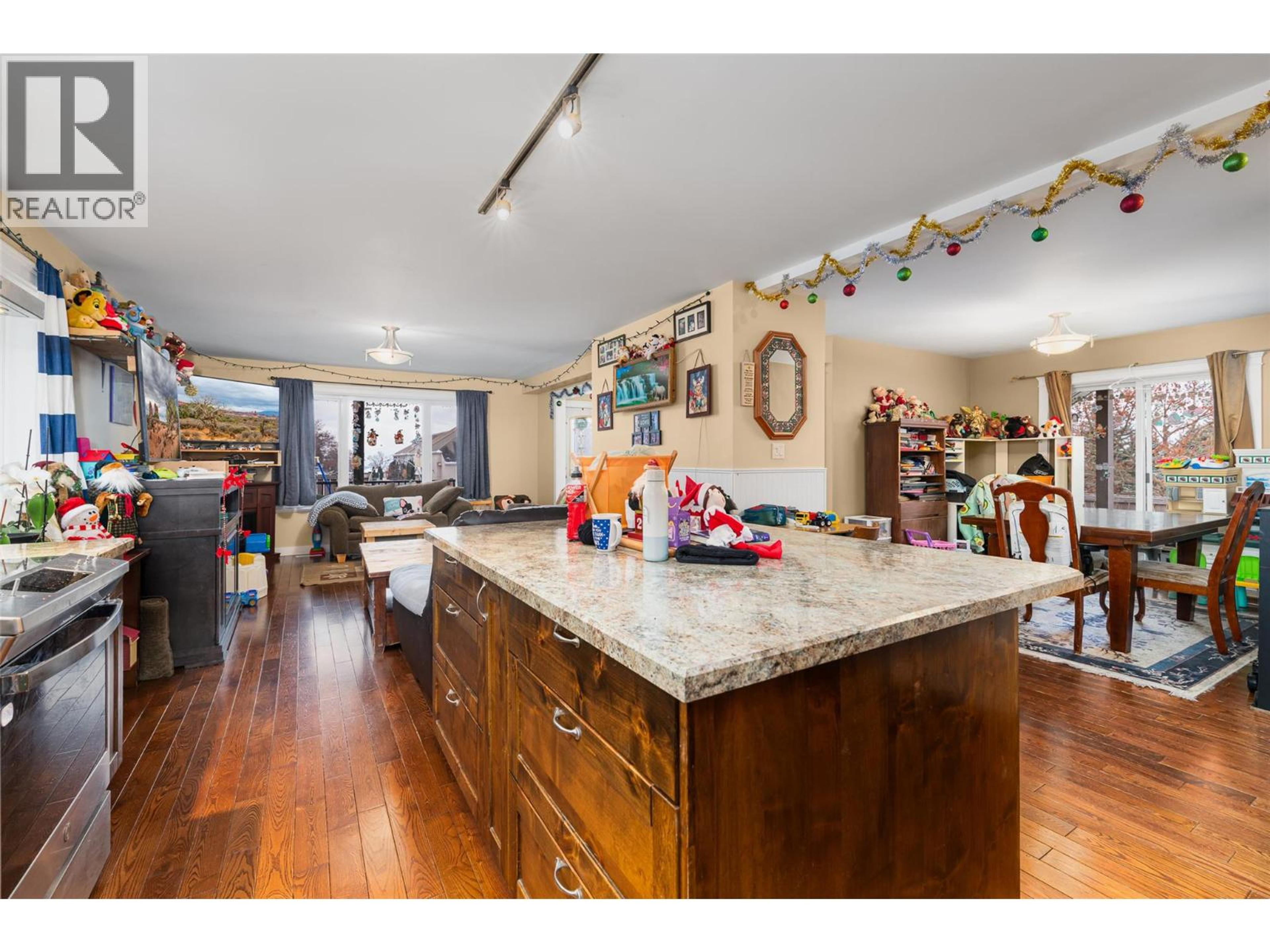 902 MURDOCH STREET - 6