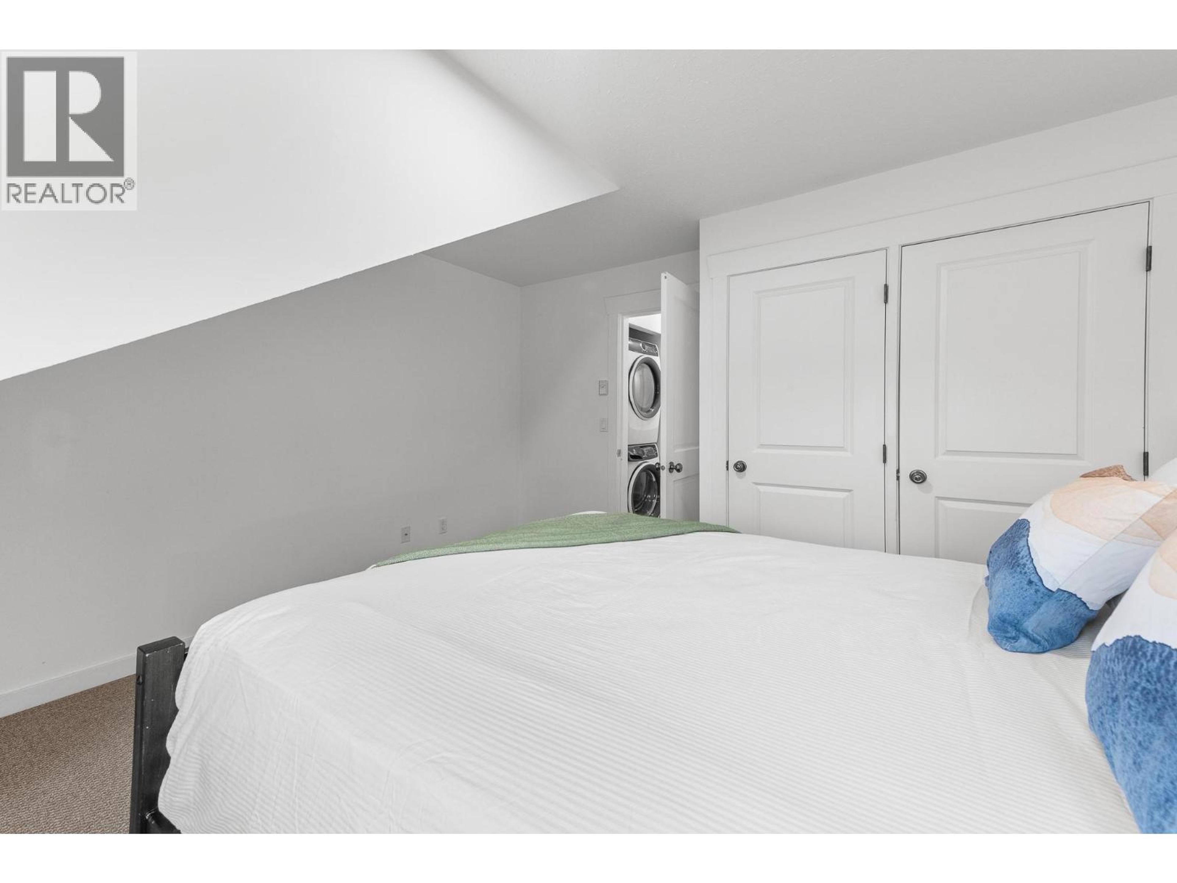 #202A 32 RIVERMOUNT PLACE - 13