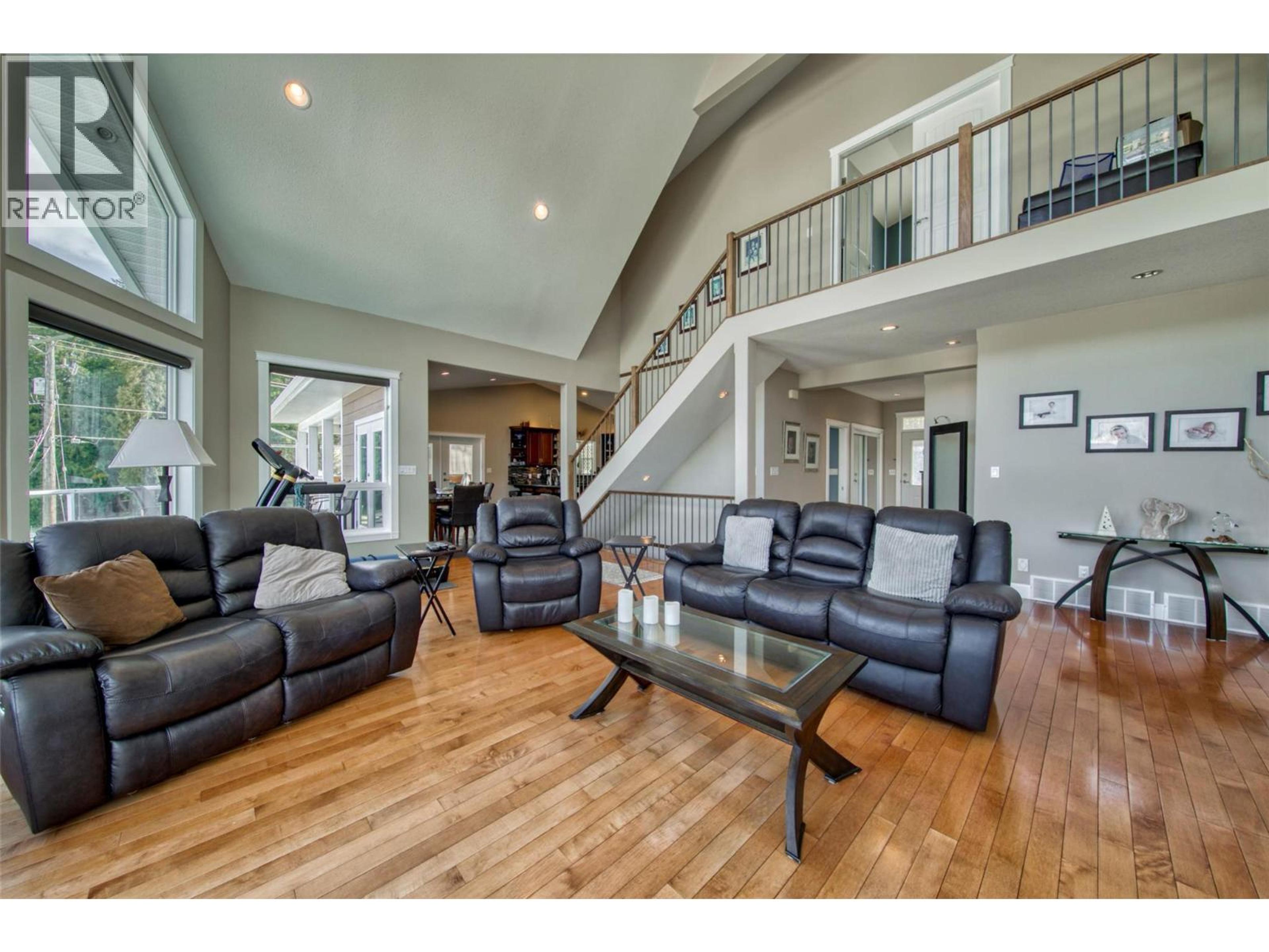 2886 MARINE DRIVE - 32