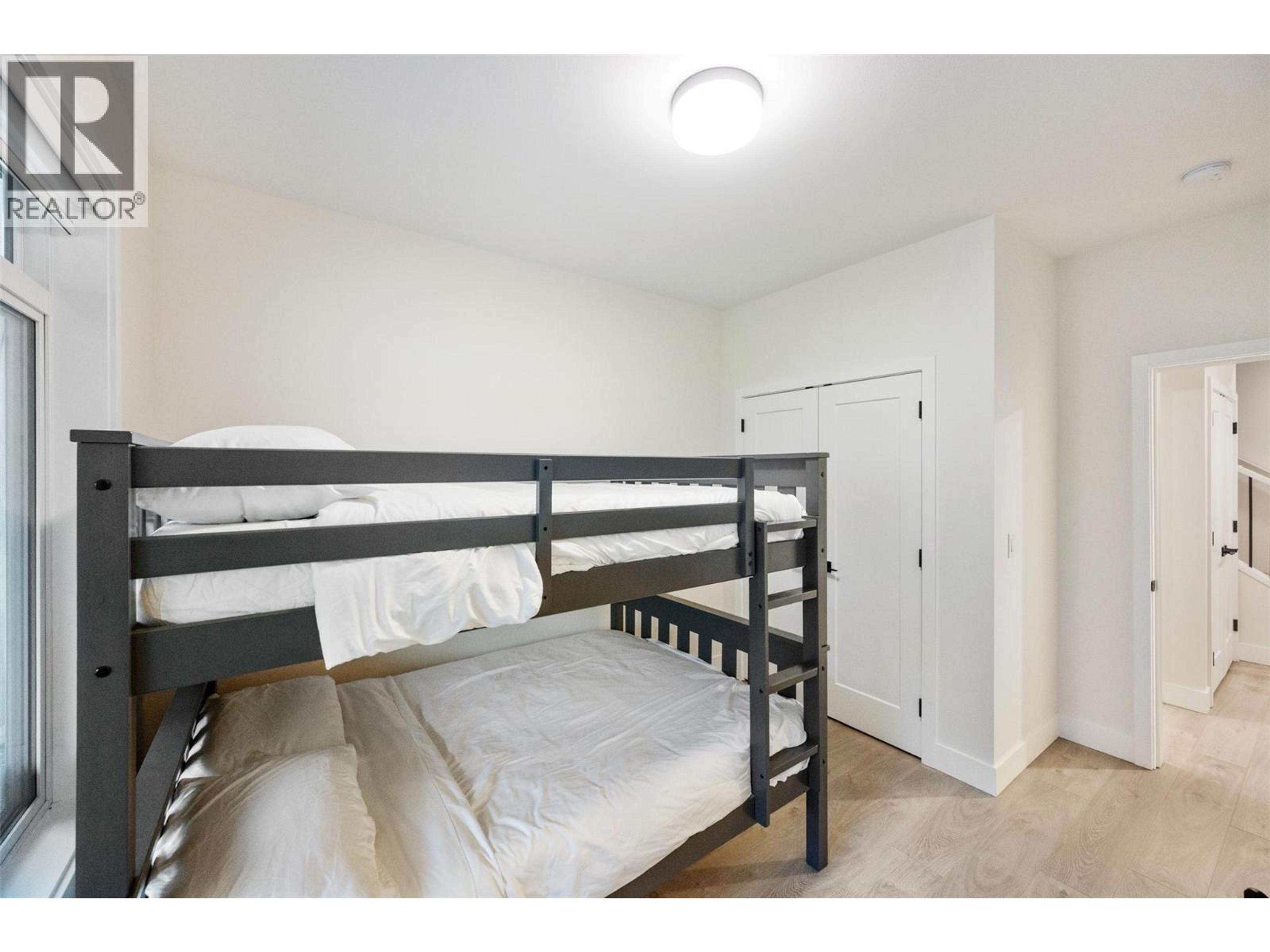 #22 8000 VEDETTE DRIVE - 32