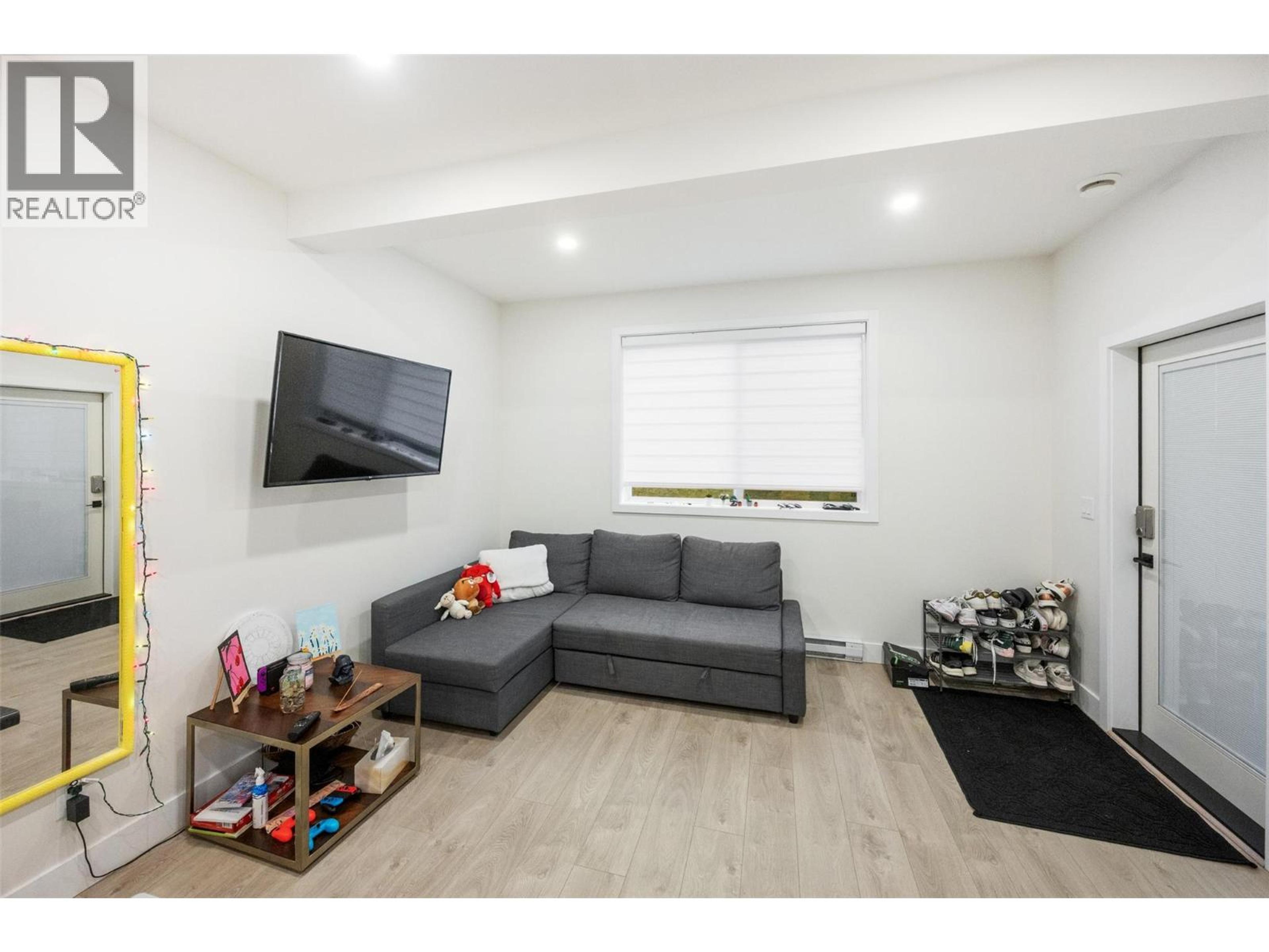 #22 8000 VEDETTE DRIVE - 37