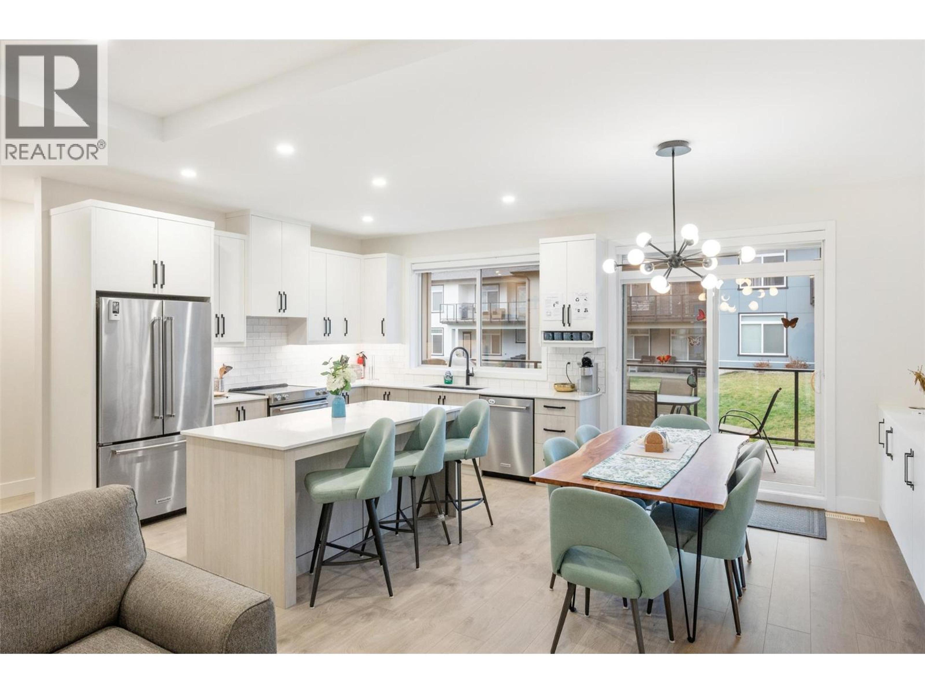 #22 8000 VEDETTE DRIVE - 8