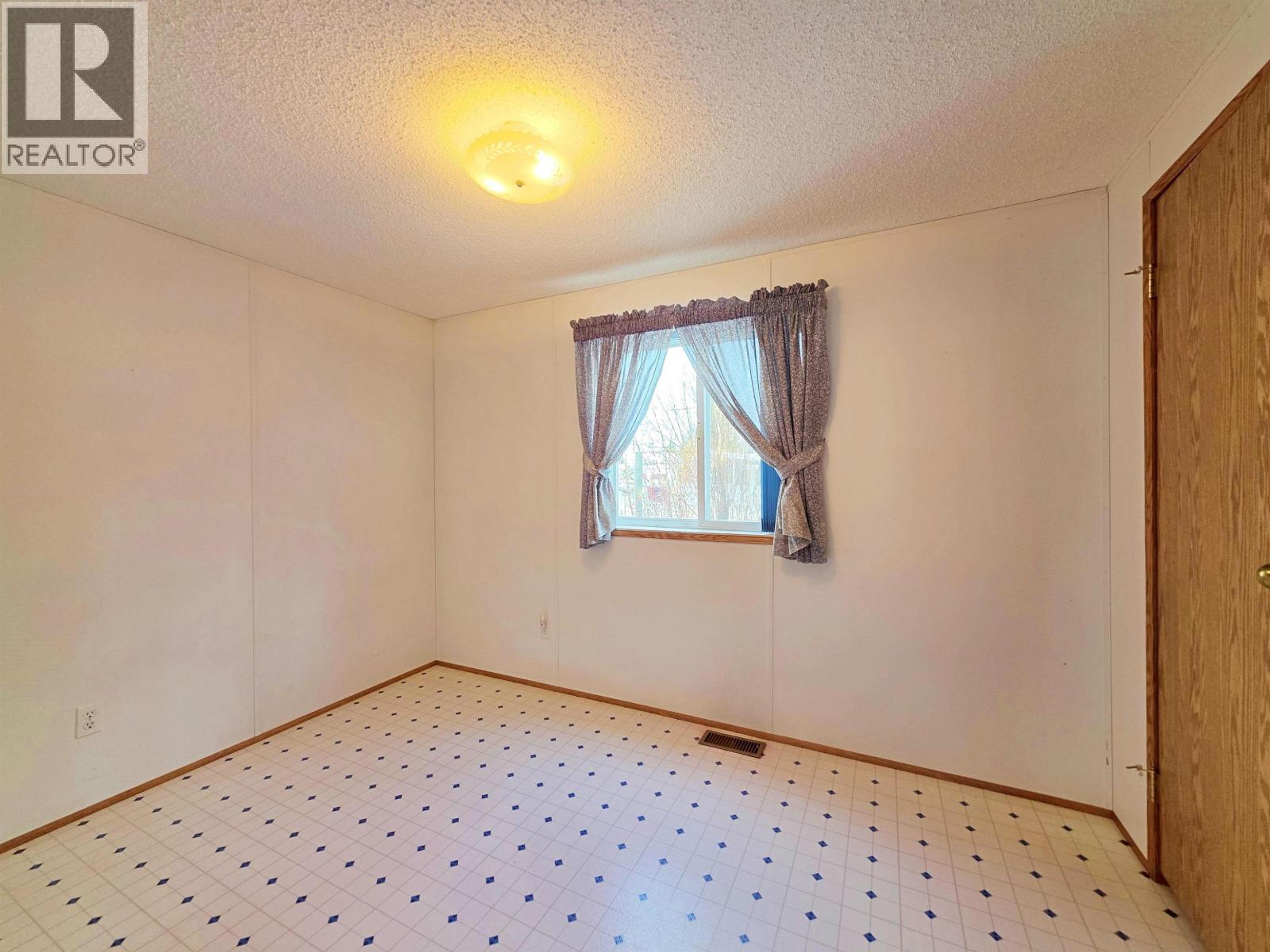 #11 2121 BALSAM AVENUE - 16